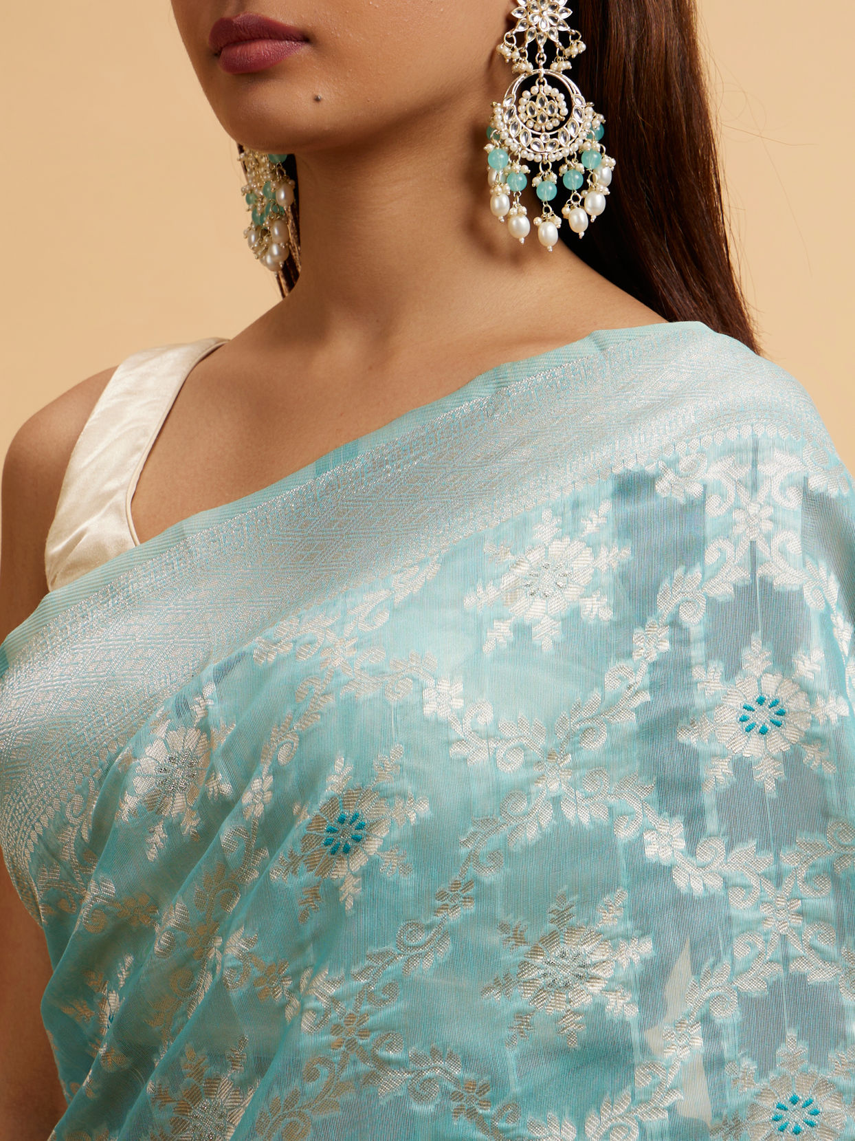 alt message - Mohey Women Light Blue Floral Jaal Patterned Saree image number 3