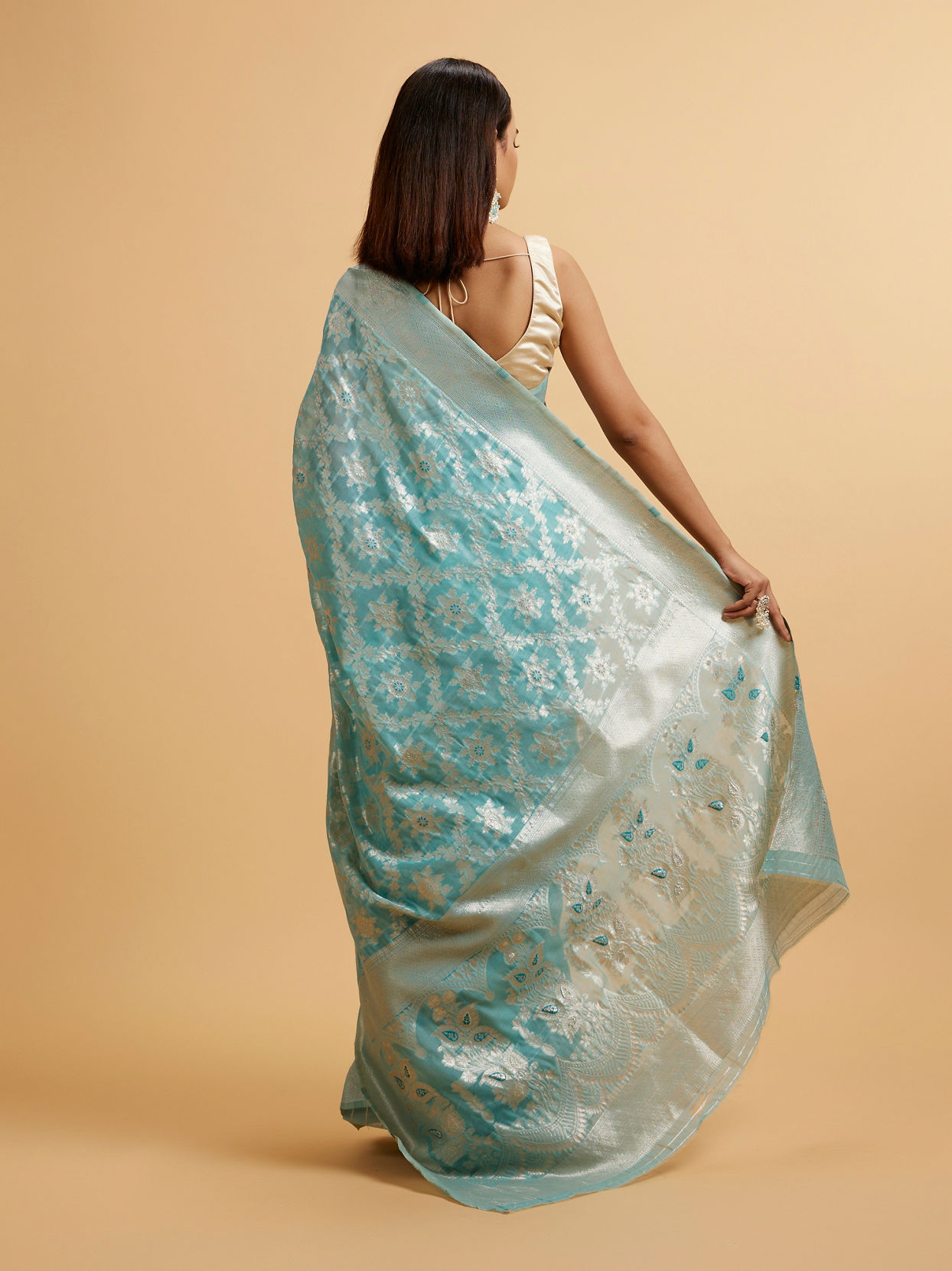 alt message - Mohey Women Light Blue Floral Jaal Patterned Saree image number 4