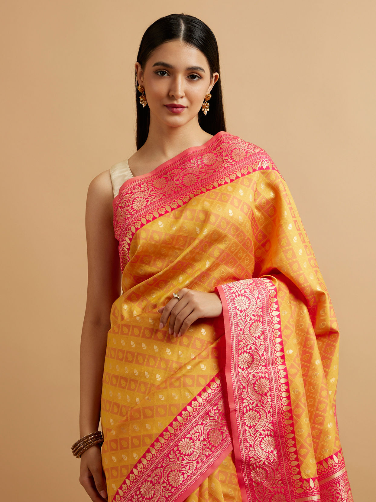 alt message - Mohey Women Yellow Floral Buta Patterned with Jaal Pattern Saree image number 1