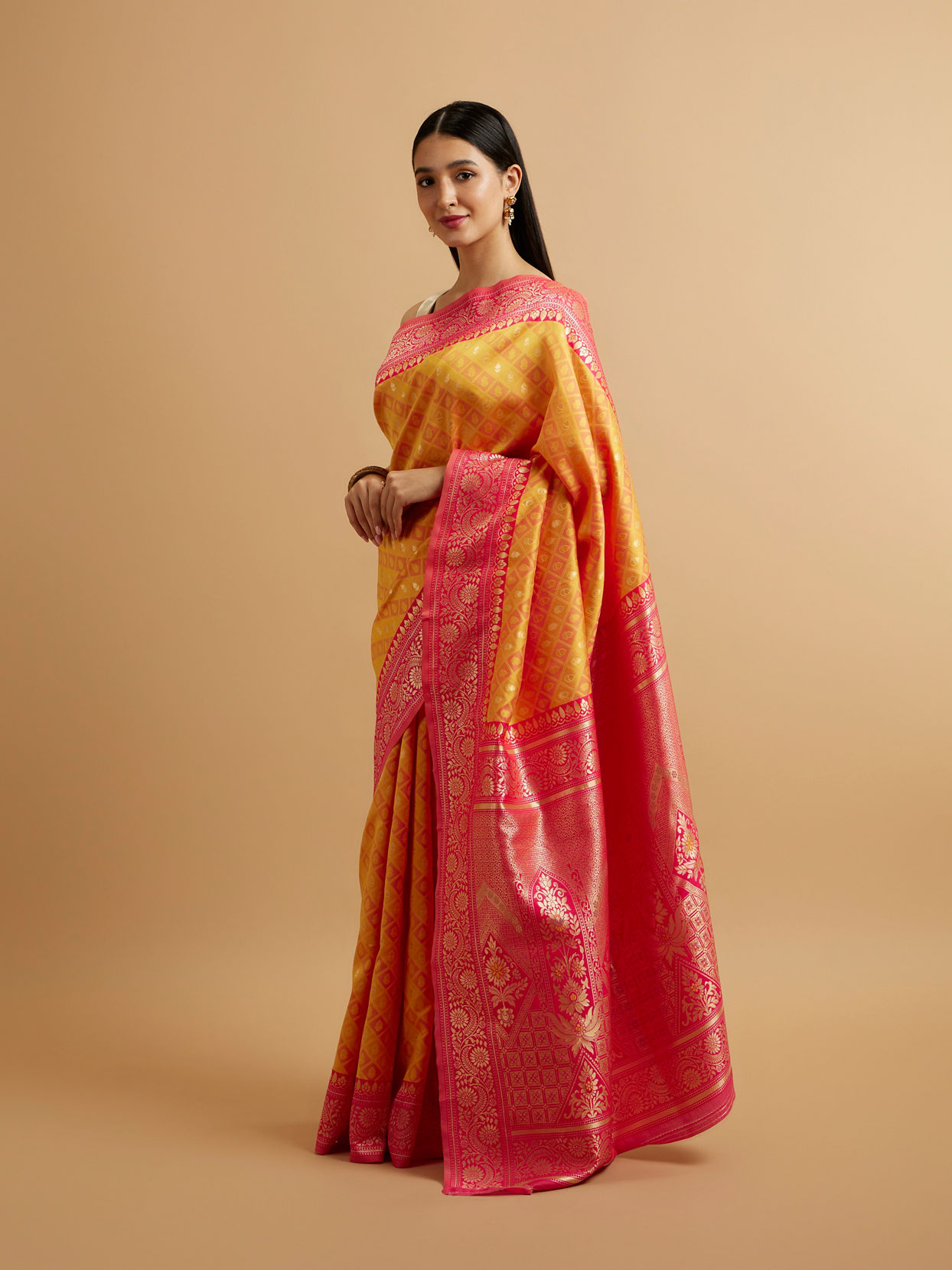 alt message - Mohey Women Yellow Floral Buta Patterned with Jaal Pattern Saree image number 2