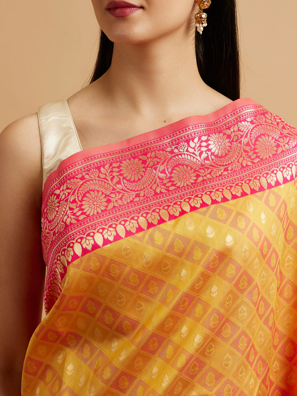 alt message - Mohey Women Yellow Floral Buta Patterned with Jaal Pattern Saree image number 3