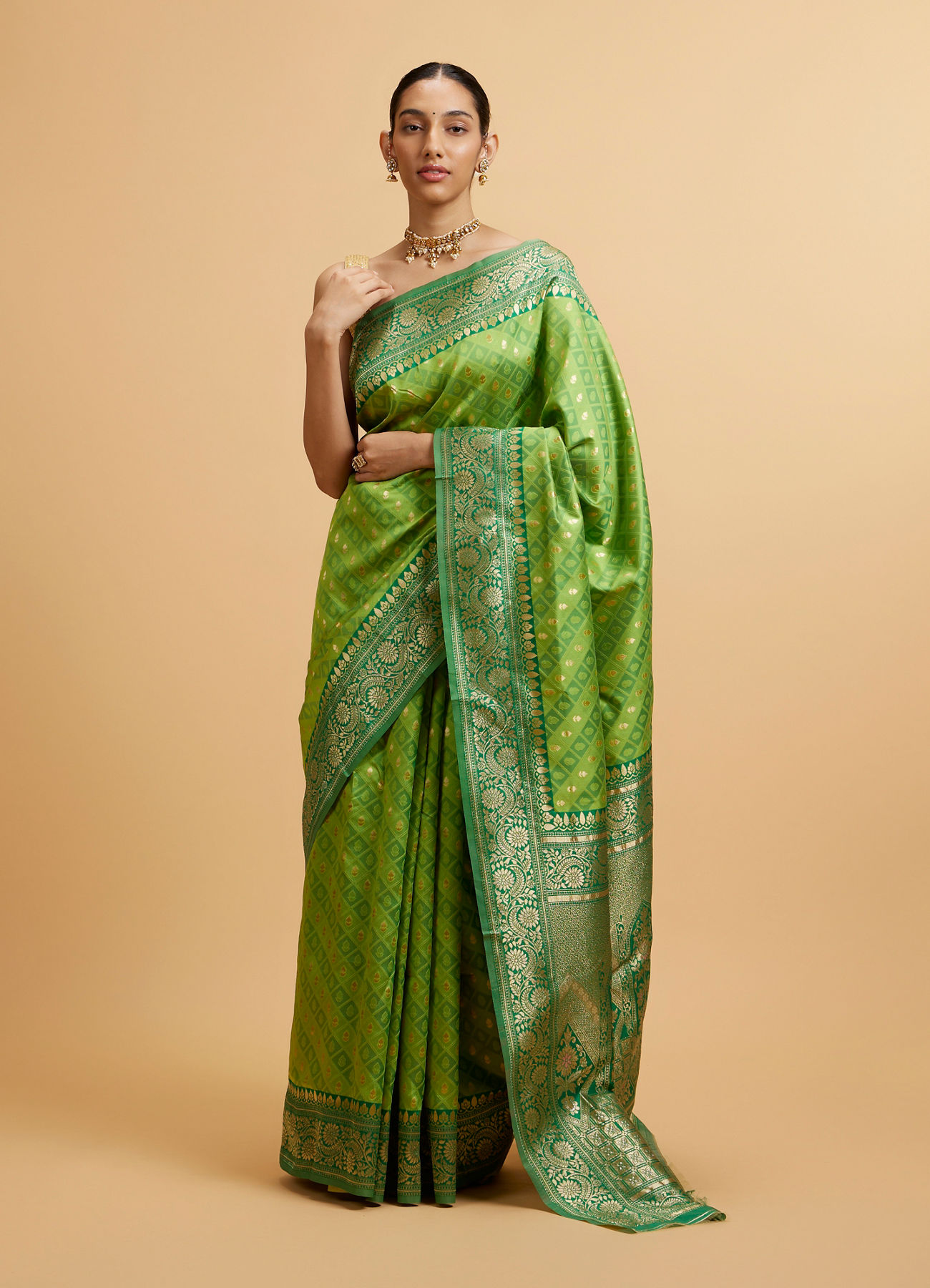 Mohey Women Green Floral Buta Patterned with Jaal Pattern Saree