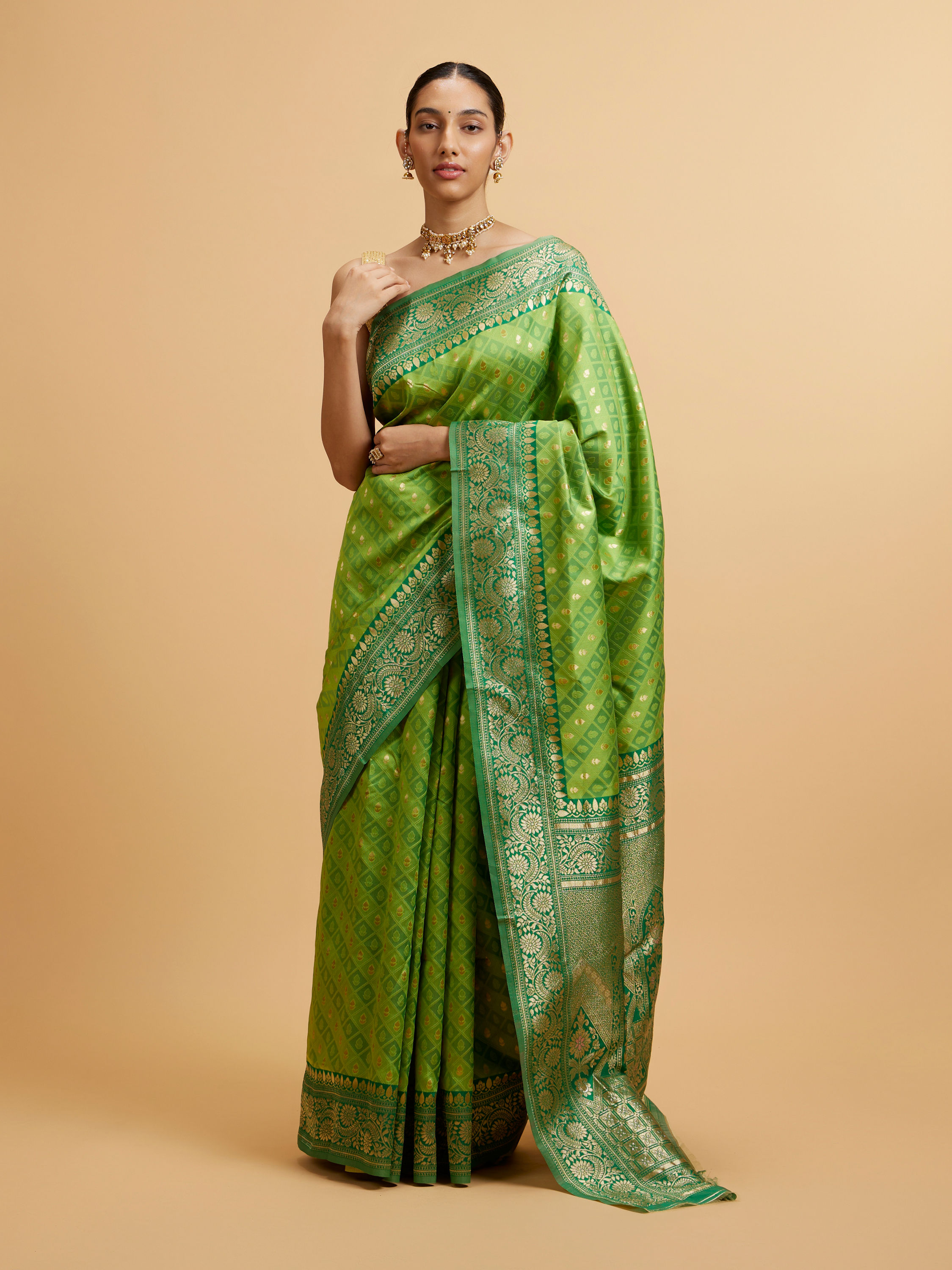 Mohey Women Green Floral Buta Patterned with Jaal Pattern Saree