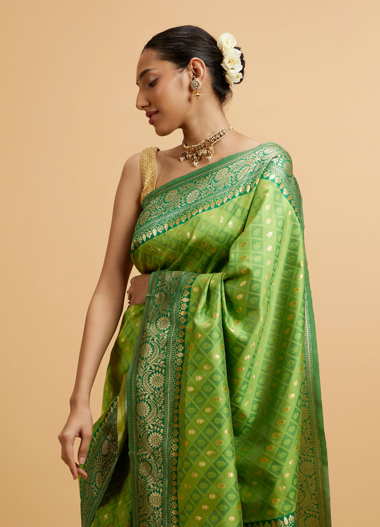 Mohey Women Green Floral Buta Patterned with Jaal Pattern Saree