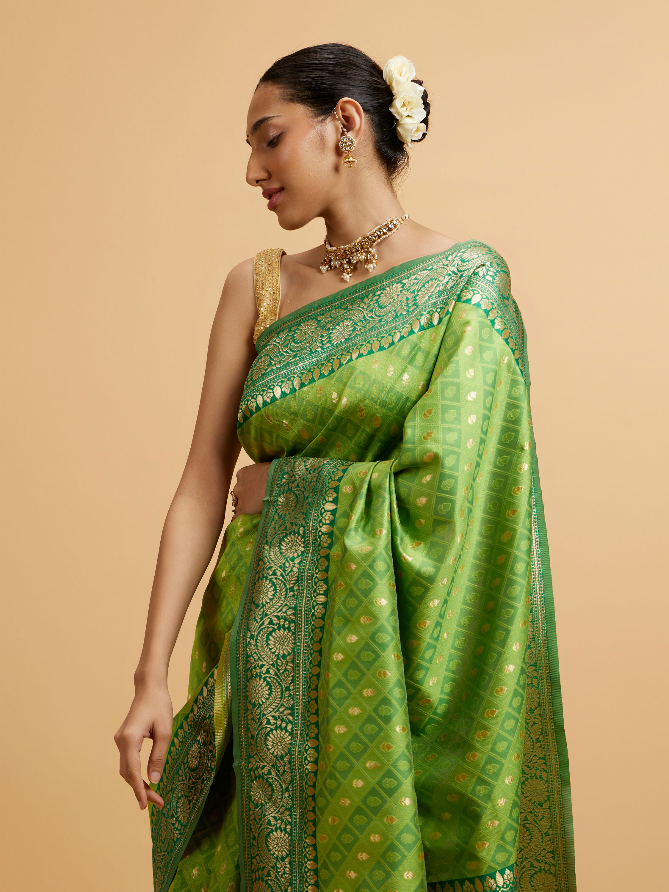 Mohey Women Green Floral Buta Patterned with Jaal Pattern Saree