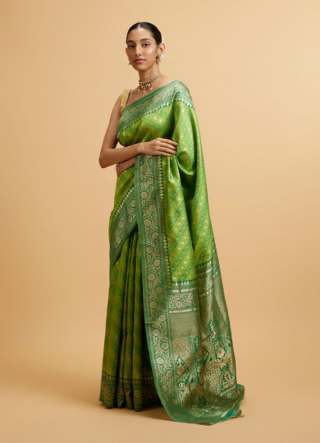 alt message - Mohey Women Green Floral Buta Patterned with Jaal Pattern Saree image number 2