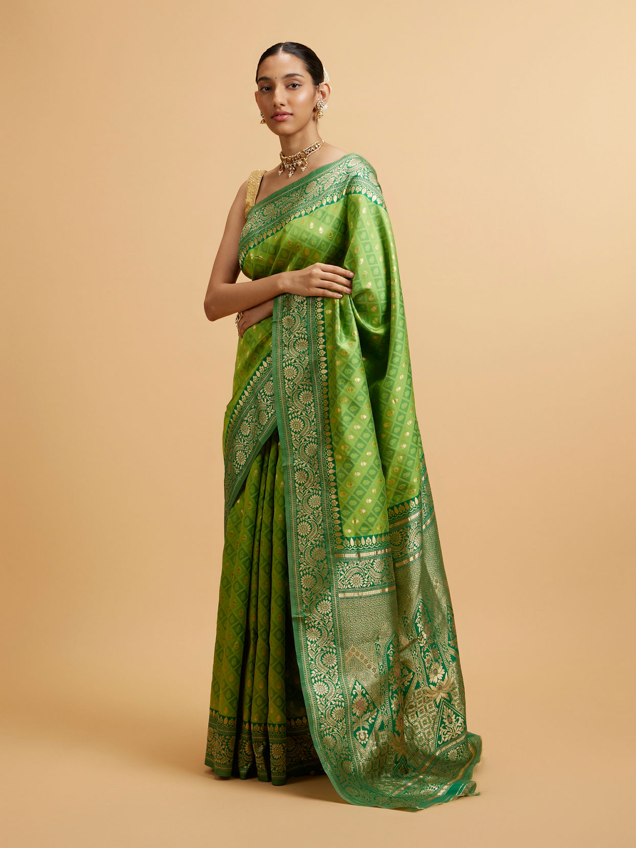 alt message - Mohey Women Green Floral Buta Patterned with Jaal Pattern Saree image number 2