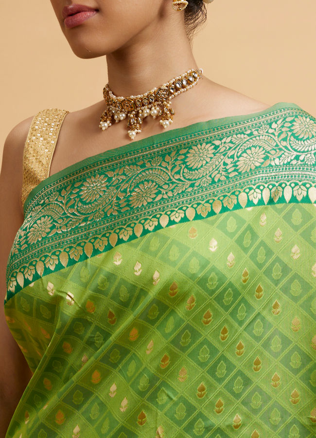 alt message - Mohey Women Green Floral Buta Patterned with Jaal Pattern Saree image number 3