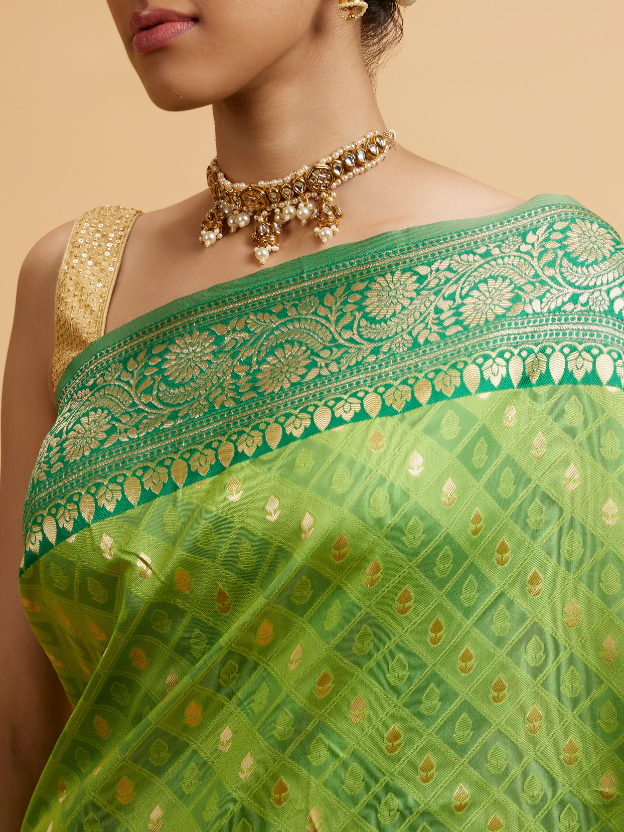 alt message - Mohey Women Green Floral Buta Patterned with Jaal Pattern Saree image number 3