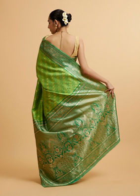 alt message - Mohey Women Green Floral Buta Patterned with Jaal Pattern Saree image number 4