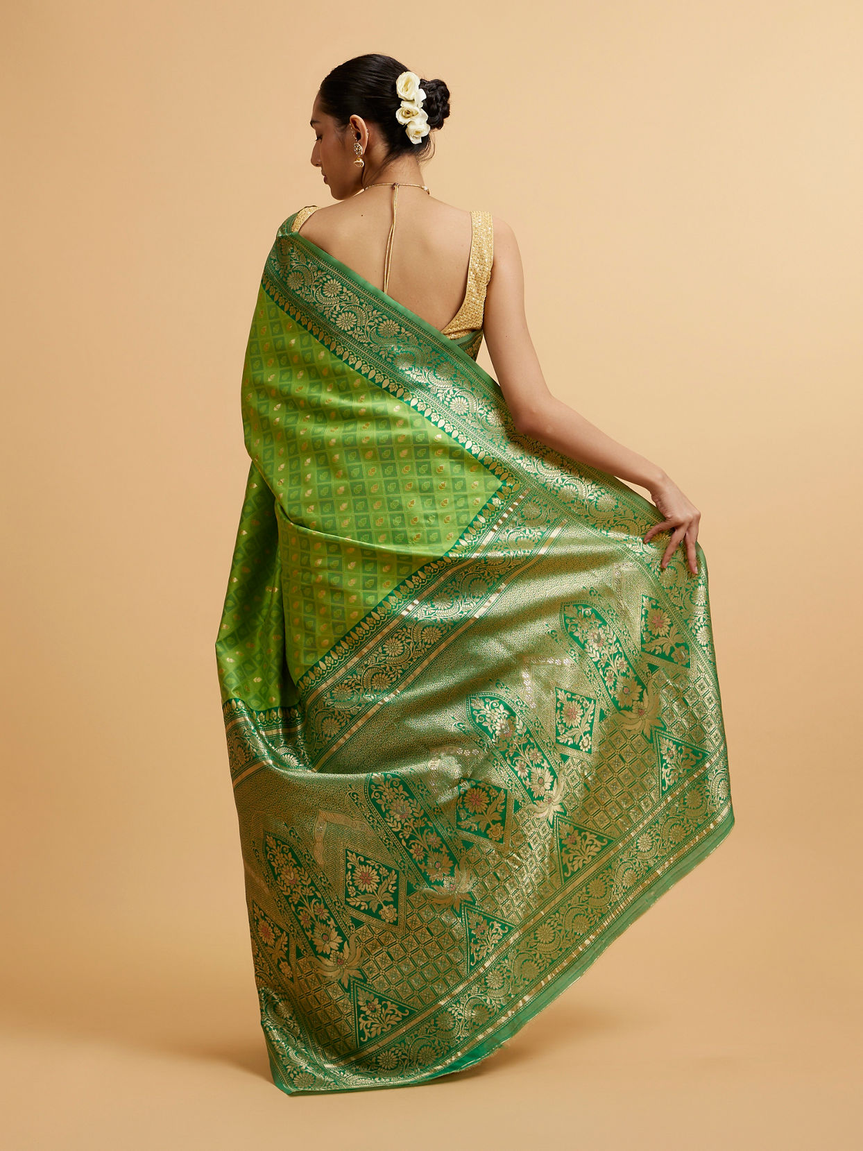 alt message - Mohey Women Green Floral Buta Patterned with Jaal Pattern Saree image number 4