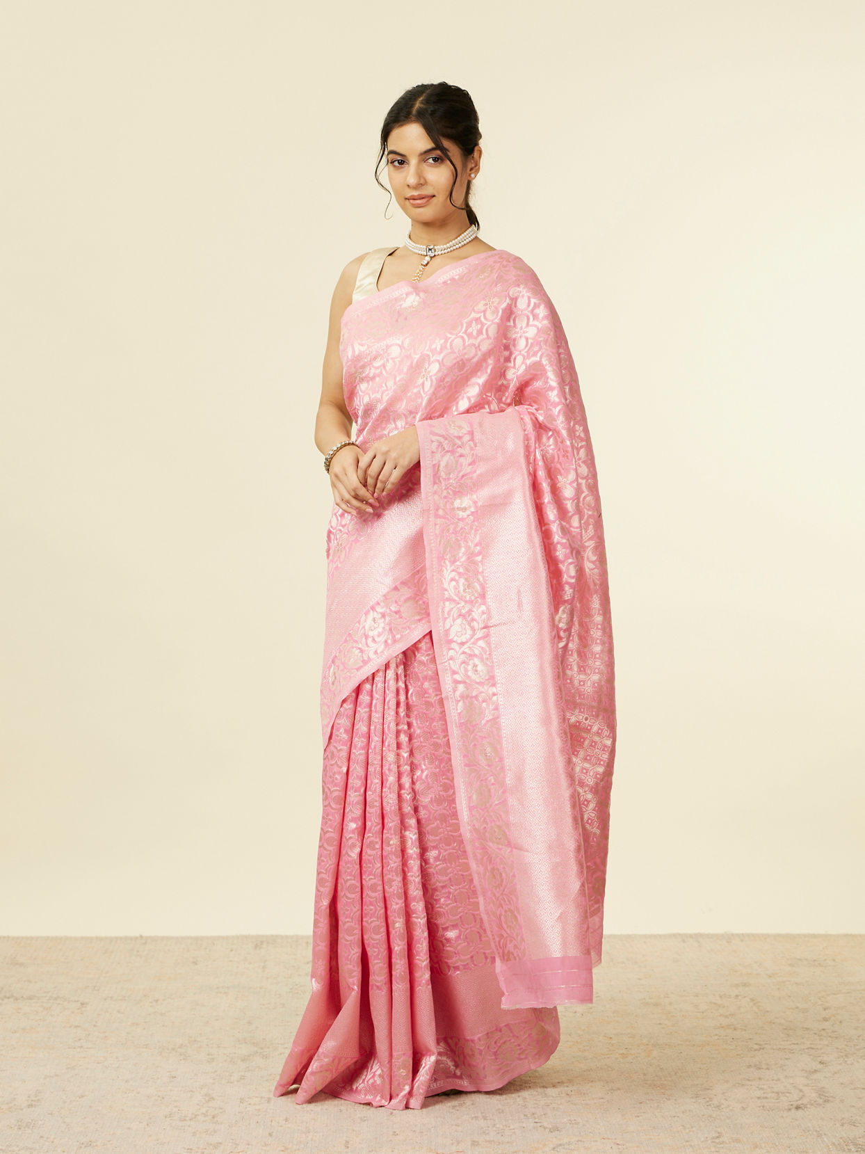 alt message - Mohey Women Light Pink Bel Buti Patterned Saree image number 3