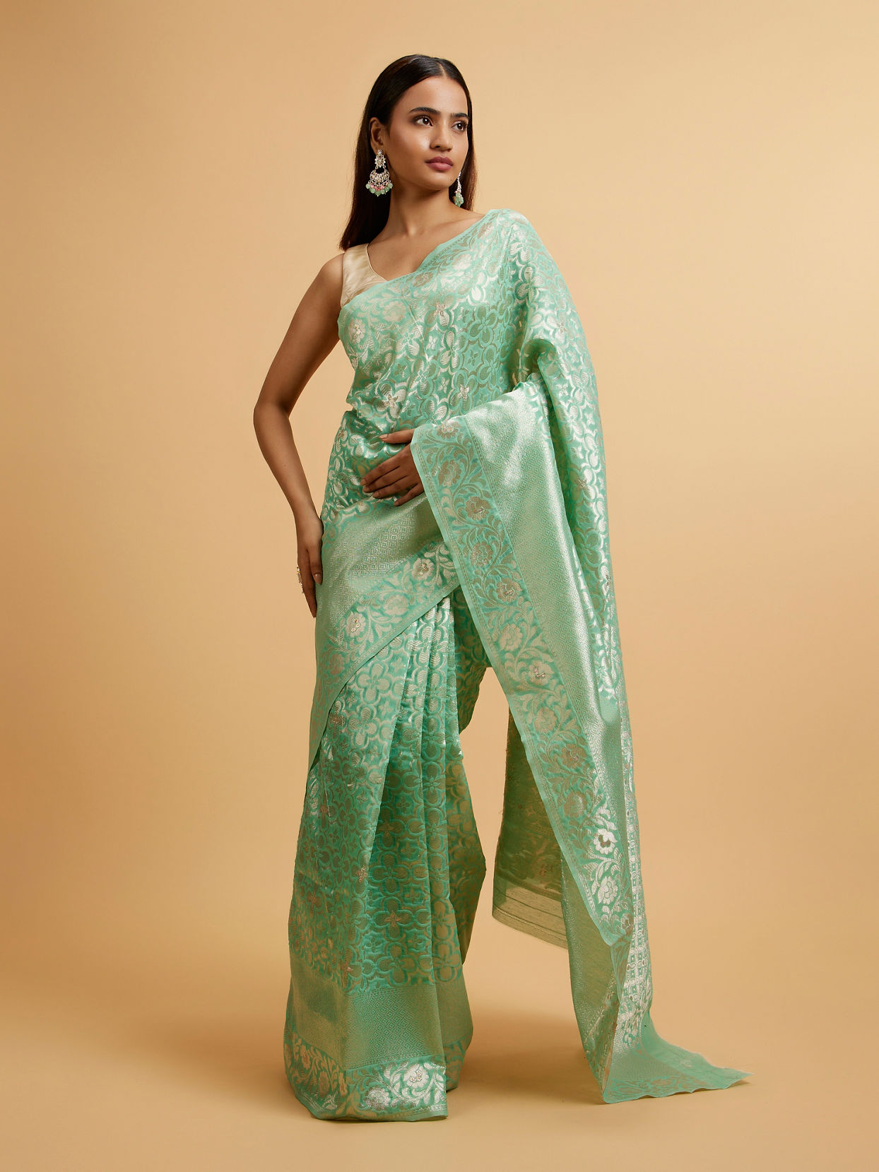 alt message - Mohey Women Sea Green Bel Buti Patterned Saree image number 0