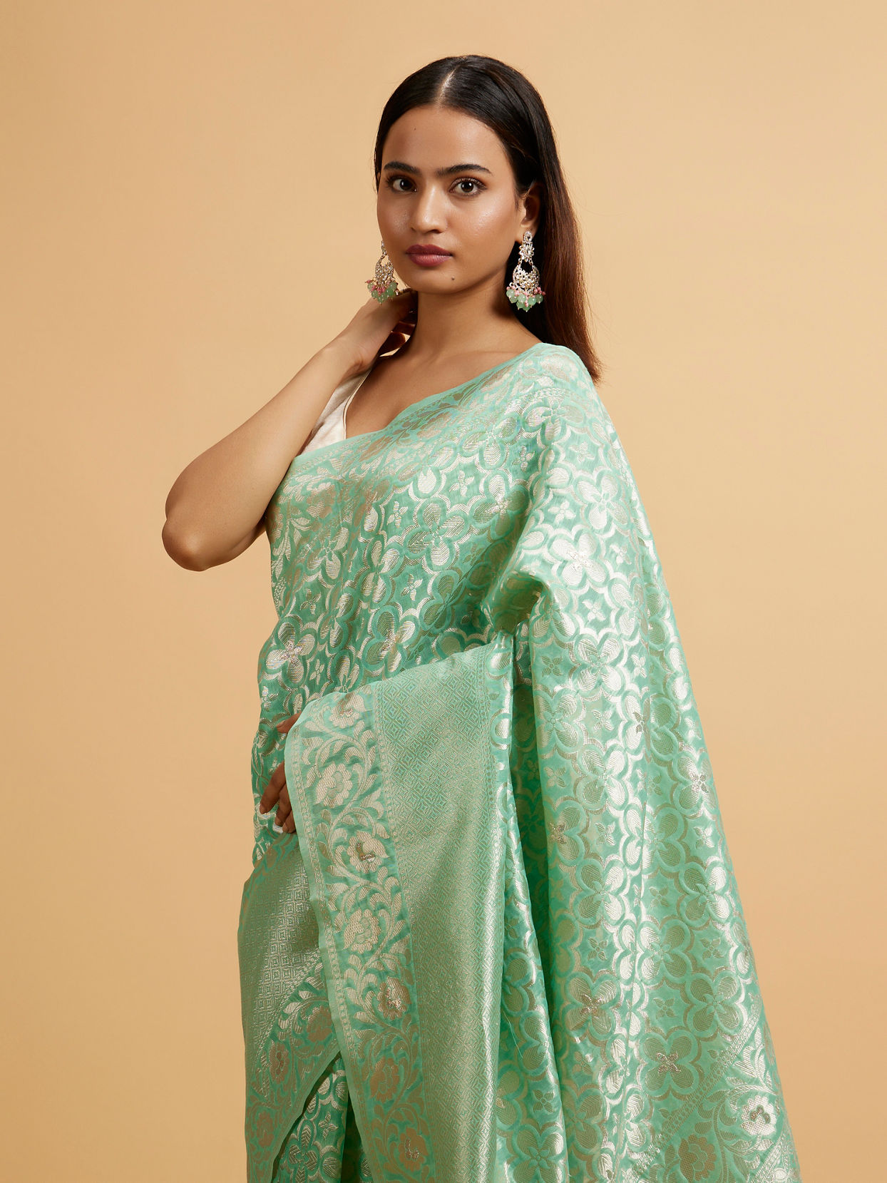 alt message - Mohey Women Sea Green Bel Buti Patterned Saree image number 1