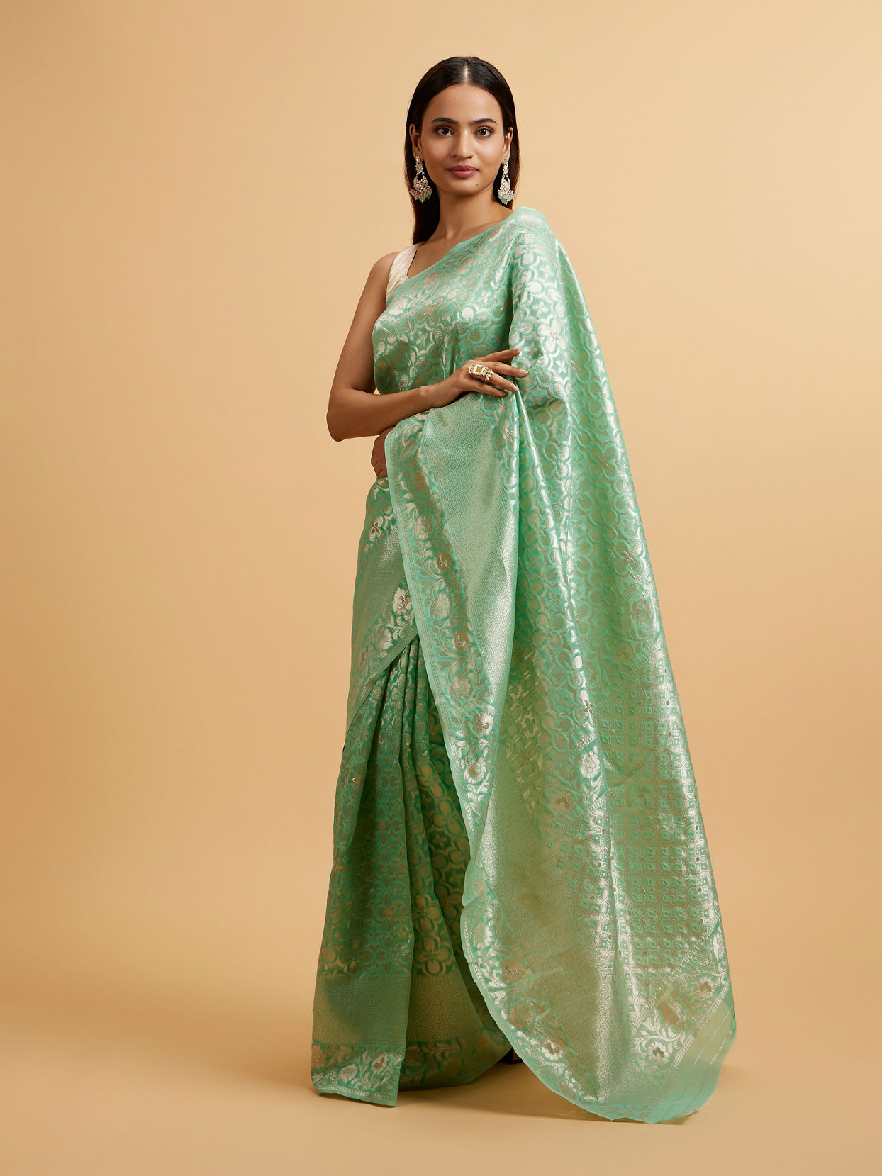 alt message - Mohey Women Sea Green Bel Buti Patterned Saree image number 2