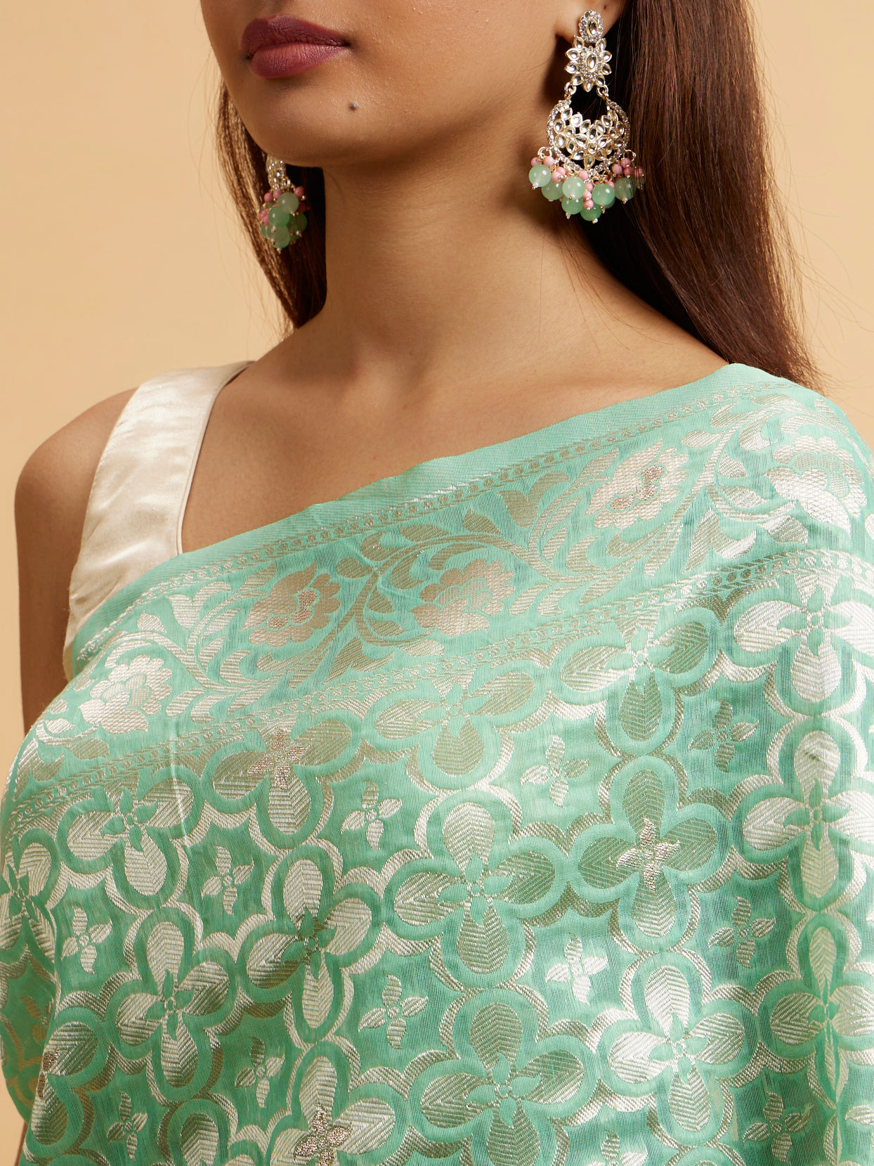 alt message - Mohey Women Sea Green Bel Buti Patterned Saree image number 3