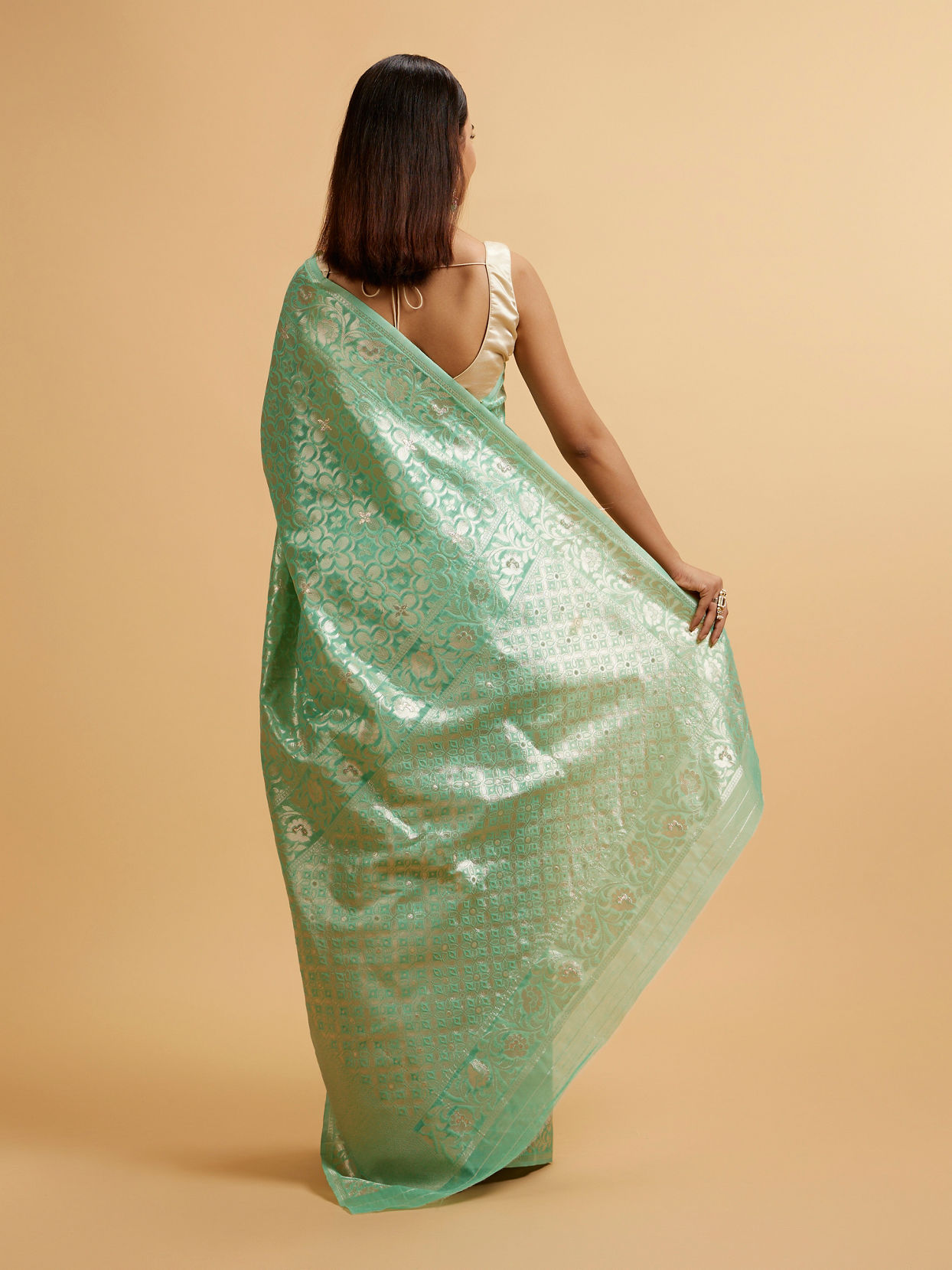 alt message - Mohey Women Sea Green Bel Buti Patterned Saree image number 4