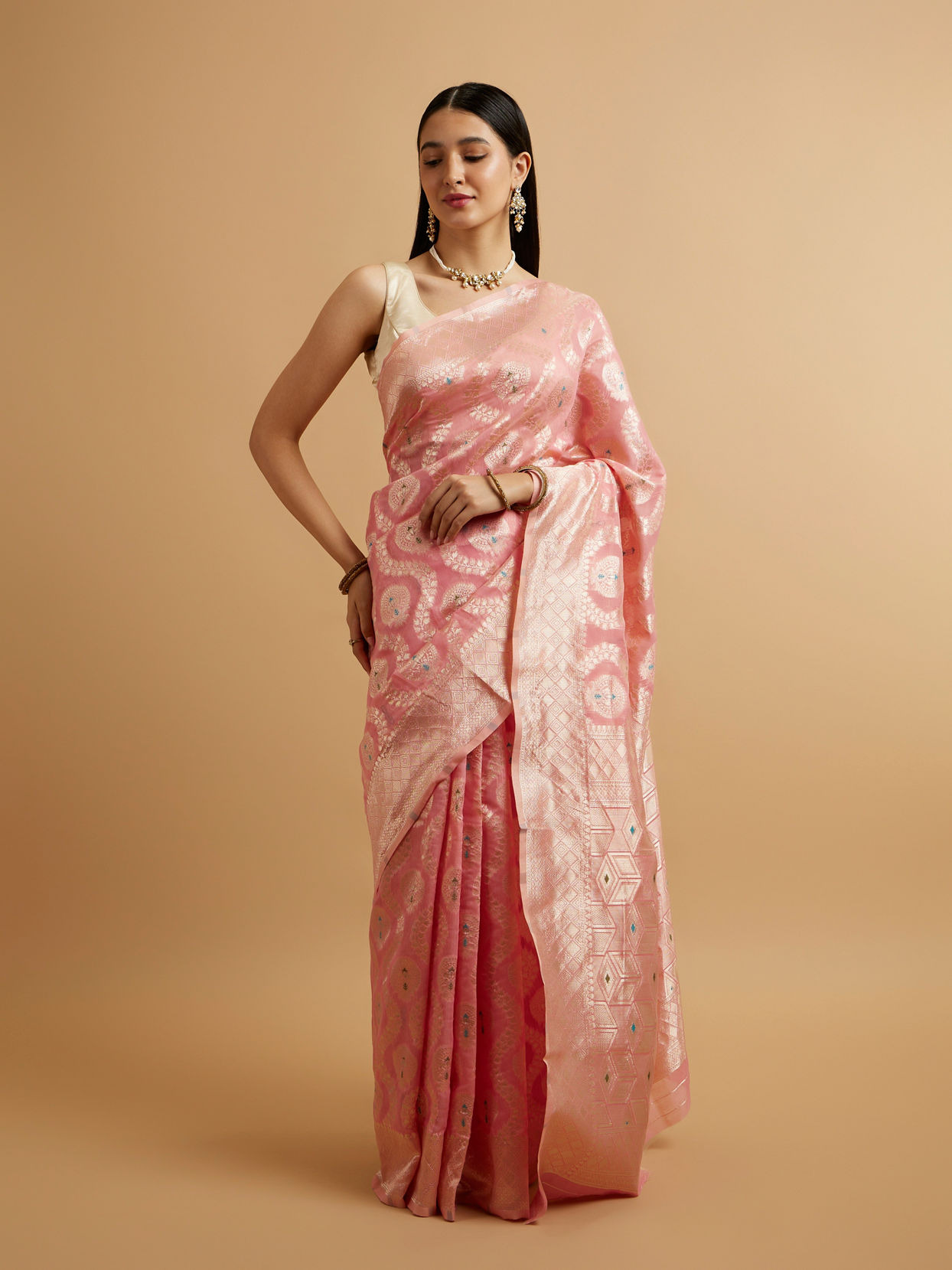 alt message - Mohey Women Pink Floral Leaf Patterned Saree with Diamond Motifs image number 0