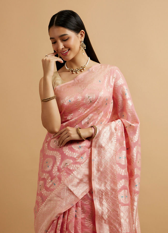 alt message - Mohey Women Pink Floral Leaf Patterned Saree with Diamond Motifs image number 1