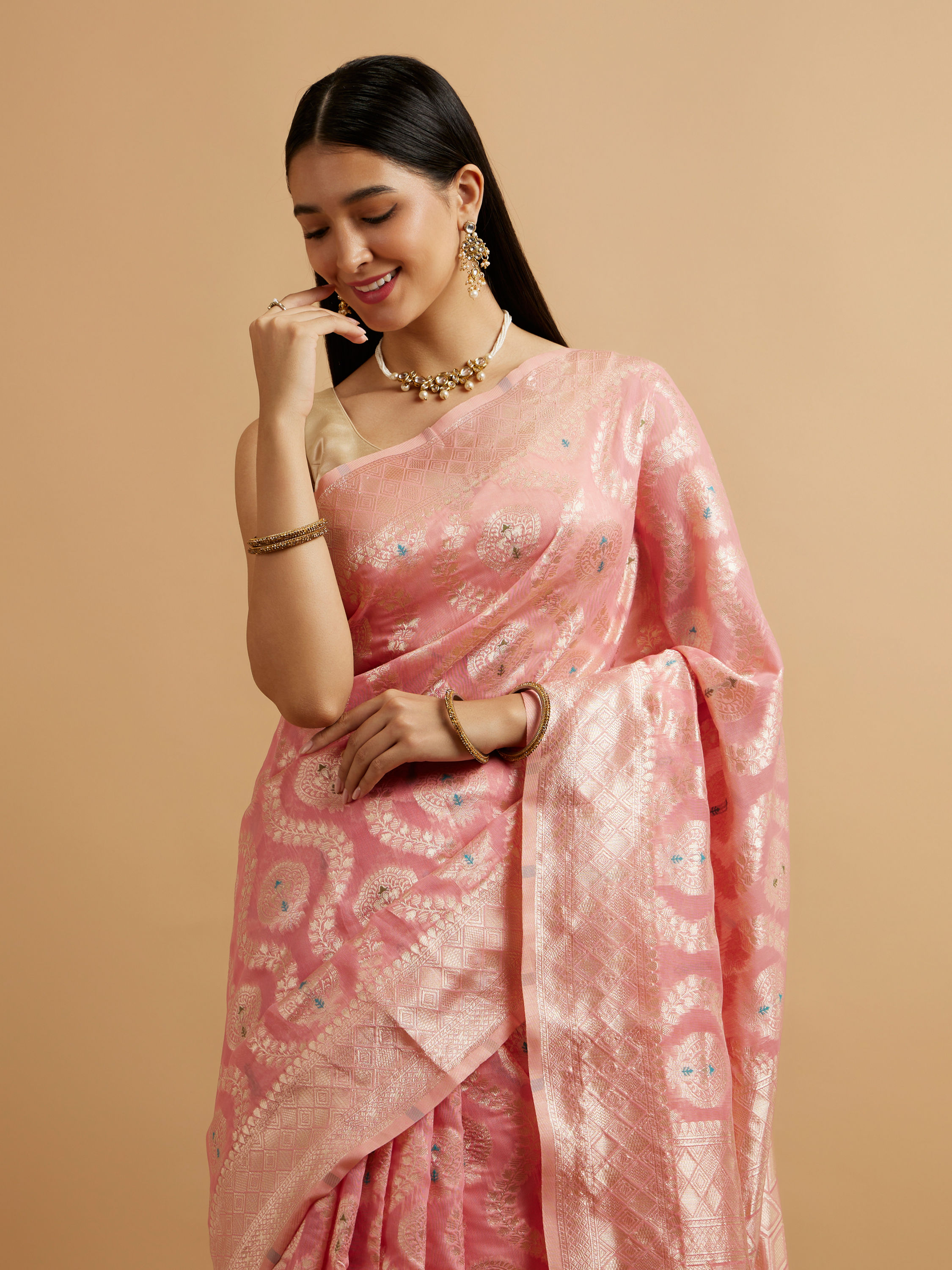 Mohey Women Pink Floral Leaf Patterned Saree with Diamond Motifs