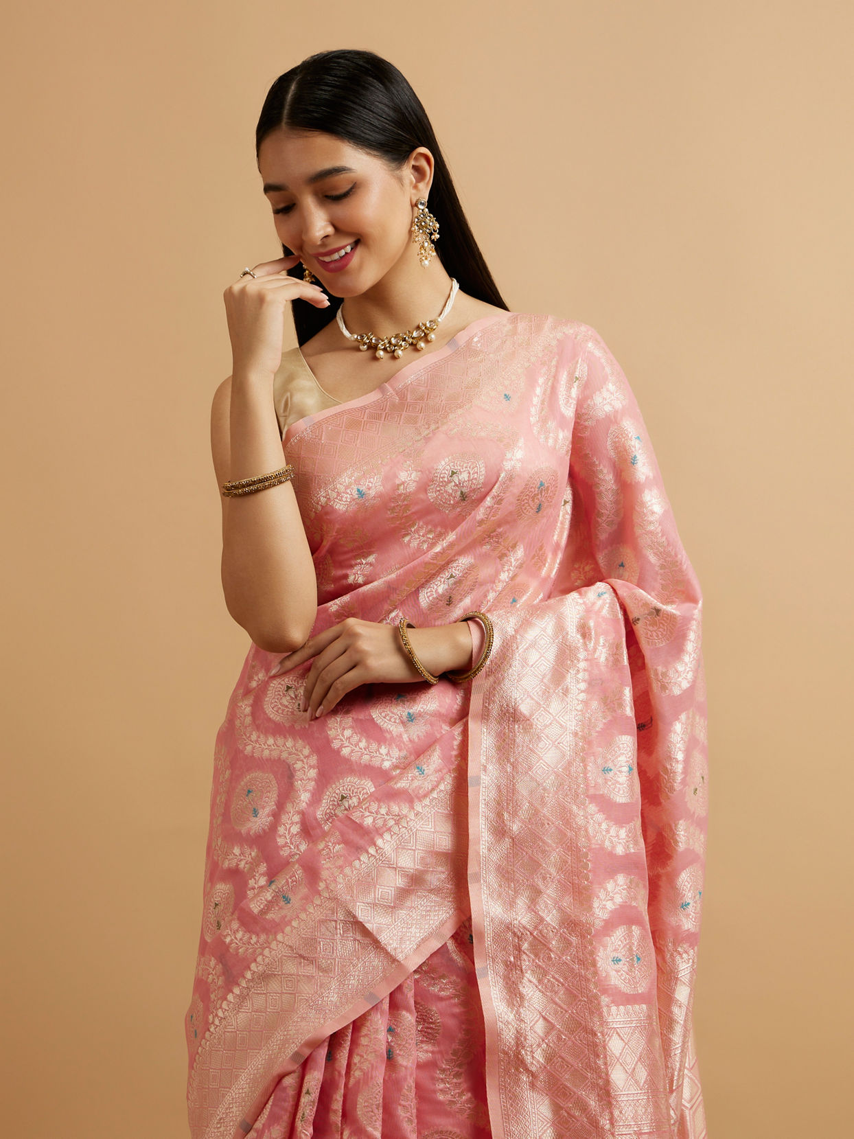 alt message - Mohey Women Pink Floral Leaf Patterned Saree with Diamond Motifs image number 1