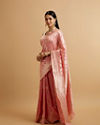 alt message - Mohey Women Pink Floral Leaf Patterned Saree with Diamond Motifs image number 2