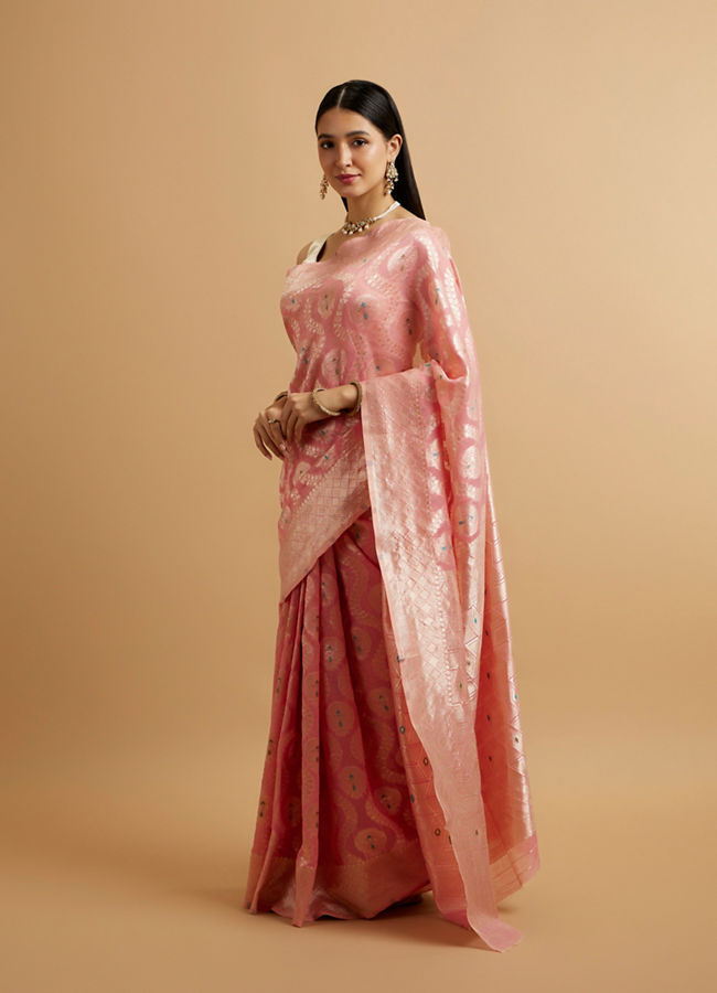 alt message - Mohey Women Pink Floral Leaf Patterned Saree with Diamond Motifs image number 2