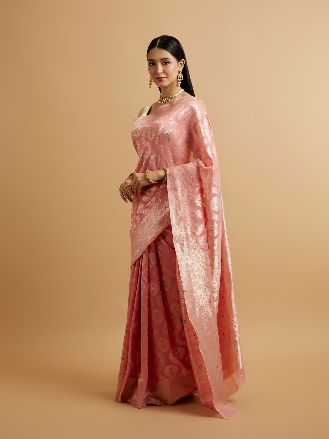 alt message - Mohey Women Pink Floral Leaf Patterned Saree with Diamond Motifs image number 2