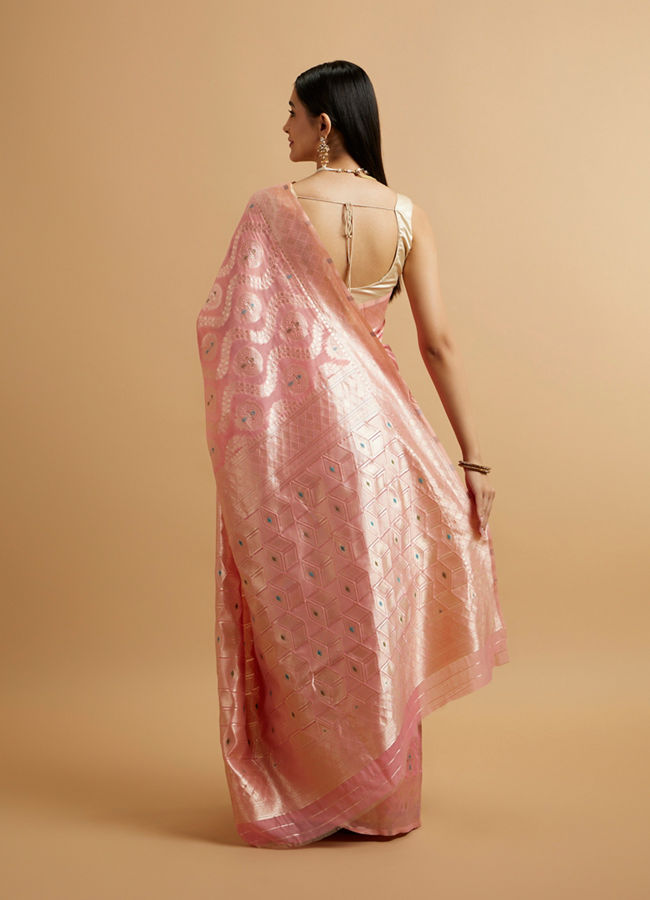 alt message - Mohey Women Pink Floral Leaf Patterned Saree with Diamond Motifs image number 4