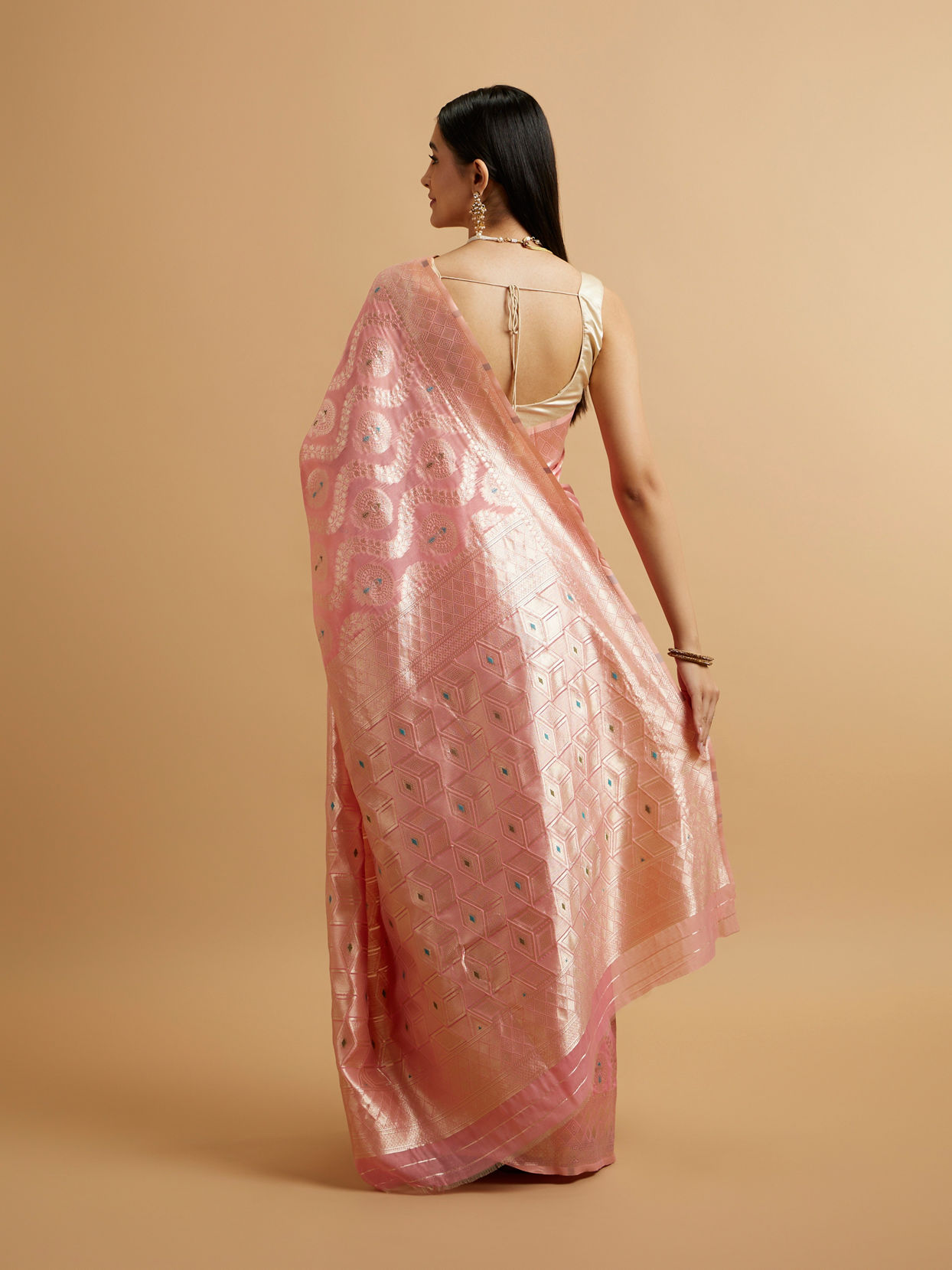 alt message - Mohey Women Pink Floral Leaf Patterned Saree with Diamond Motifs image number 4