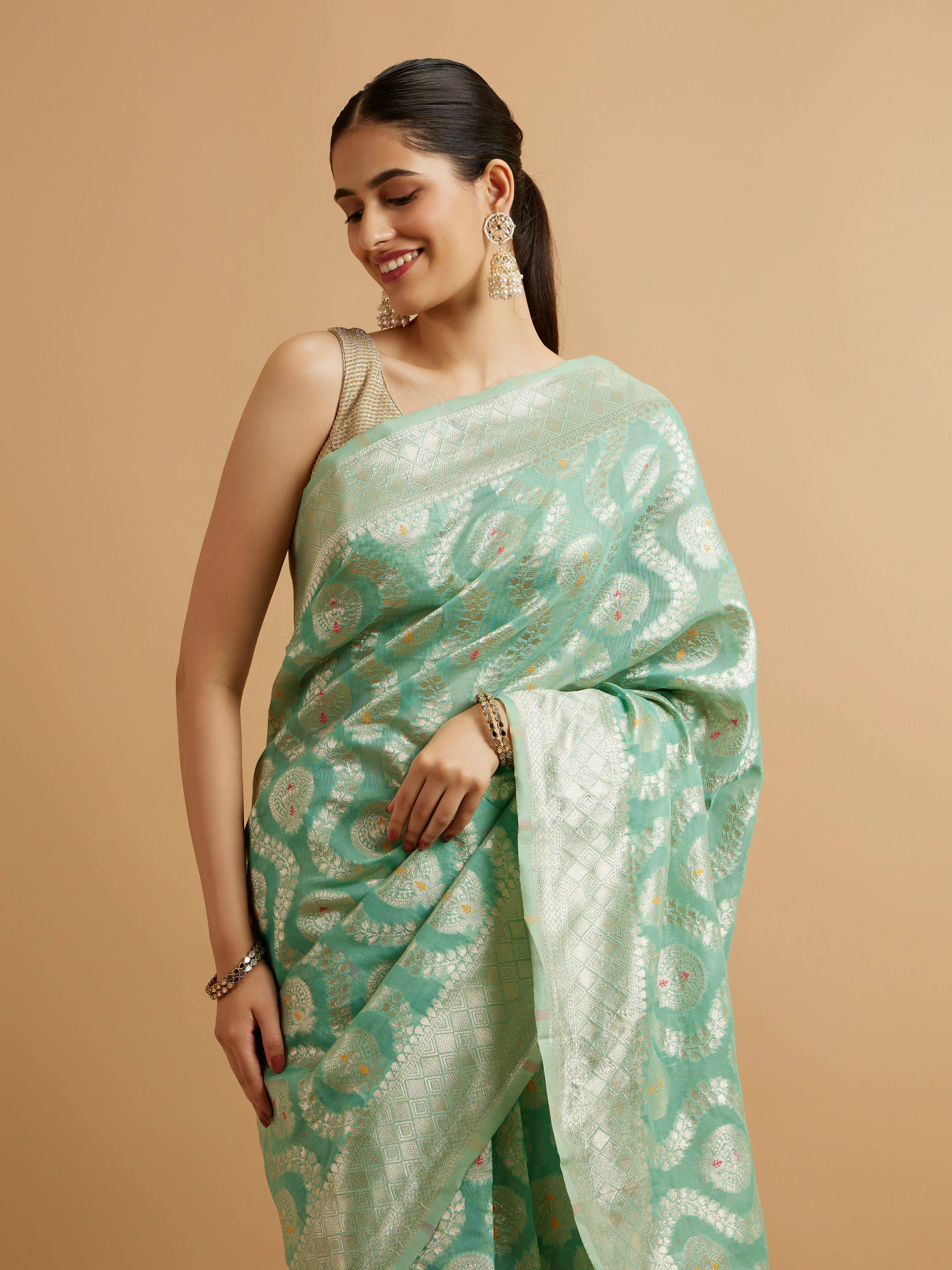 Mohey Women Sea Green Floral Leaf Patterned Saree with Jaal Pattern