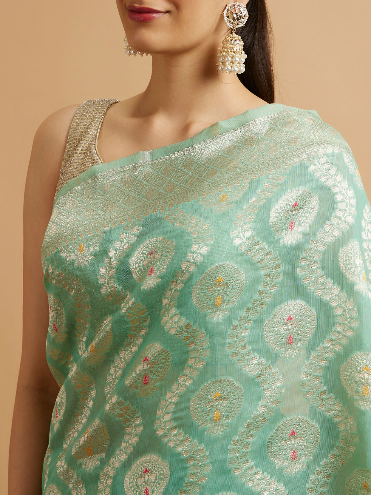 alt message - Mohey Women Sea Green Floral Leaf Patterned Saree with Jaal Pattern image number 3