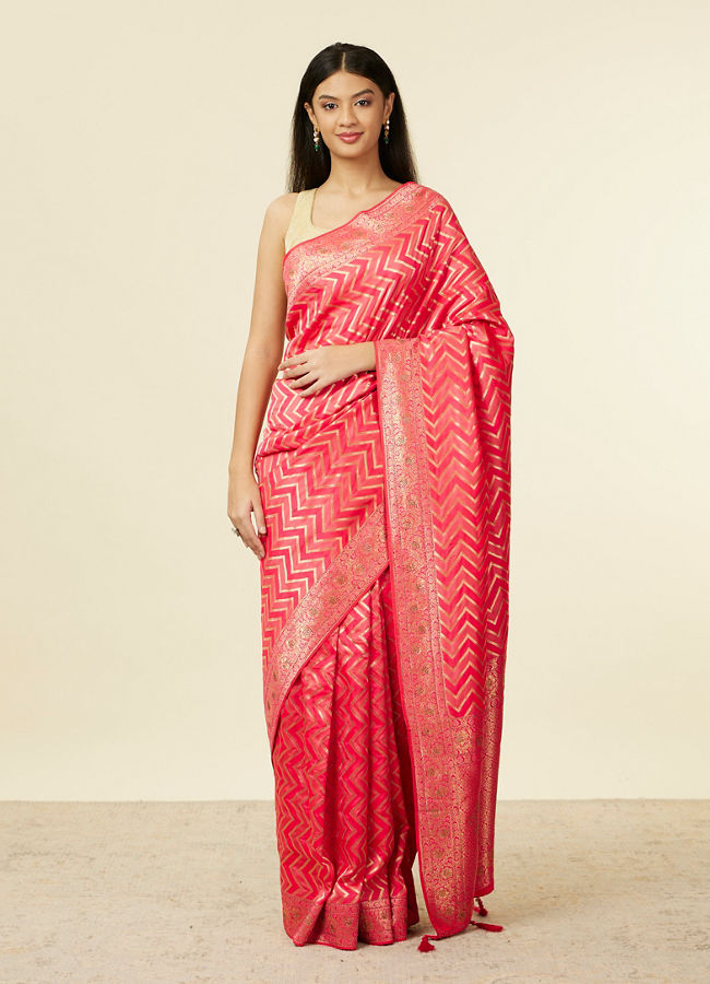 alt message - Mohey Women Rani Pink Chevron Patterned Saree image number 0