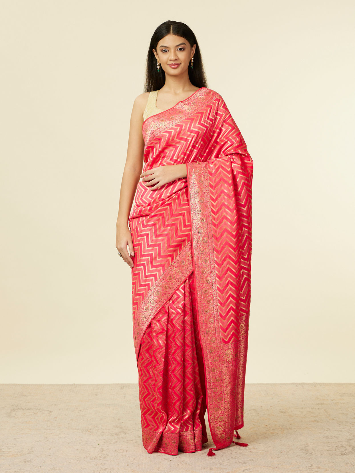 alt message - Mohey Women Rani Pink Chevron Patterned Saree image number 0