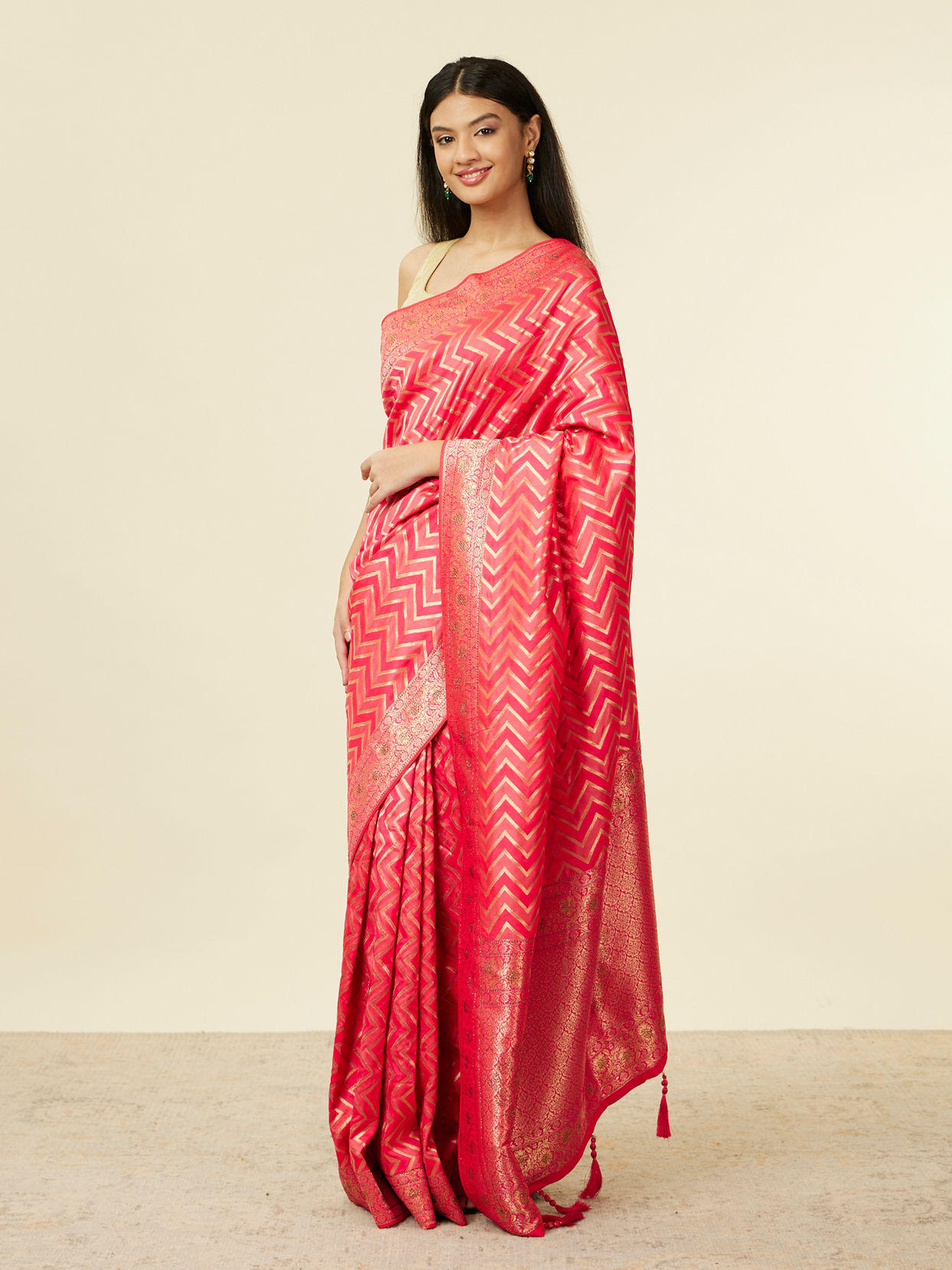 alt message - Mohey Women Rani Pink Chevron Patterned Saree image number 3