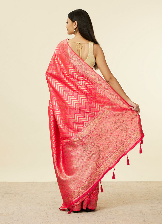 Mohey Women Rani Pink Chevron Patterned Saree