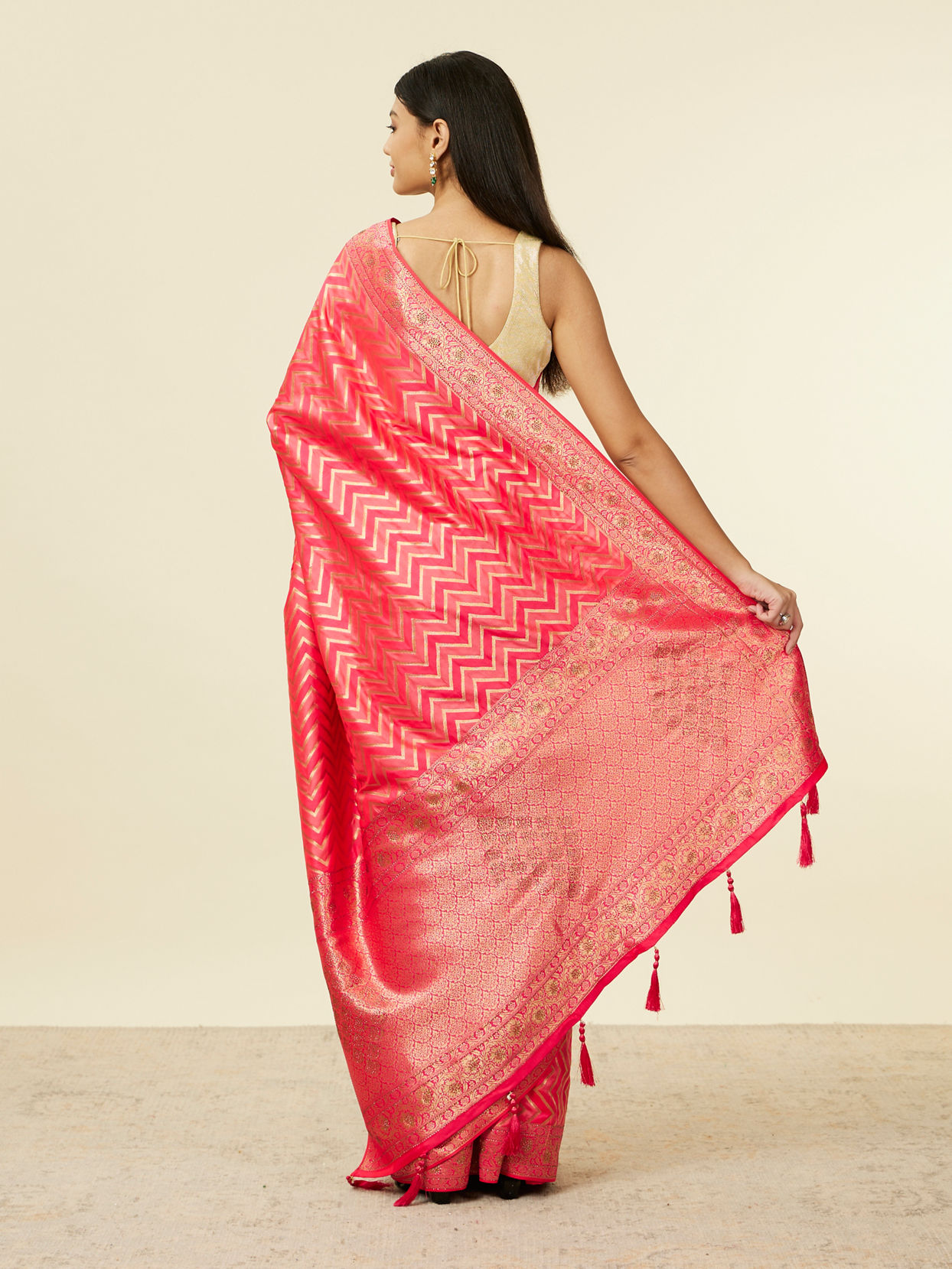 Mohey Women Rani Pink Chevron Patterned Saree