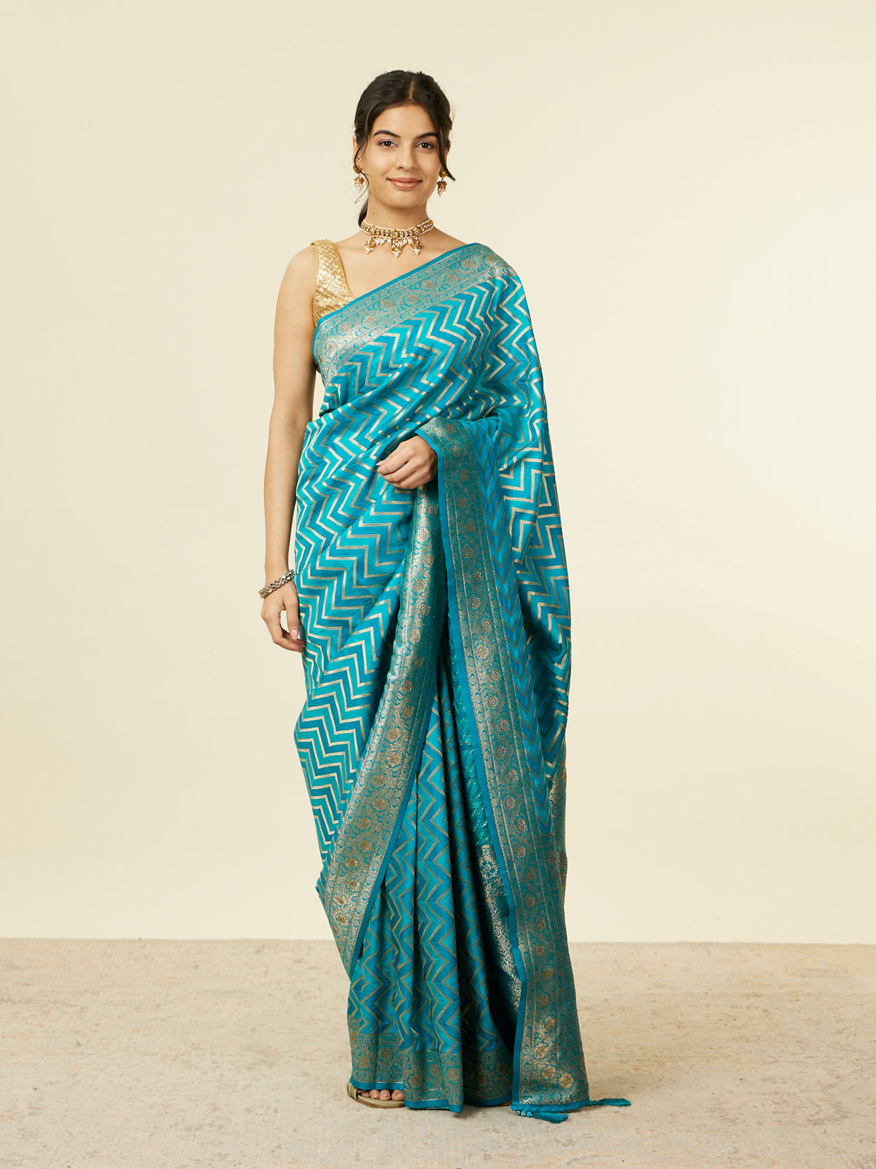 alt message - Mohey Women Teal Blue Chevron Patterned Saree image number 0