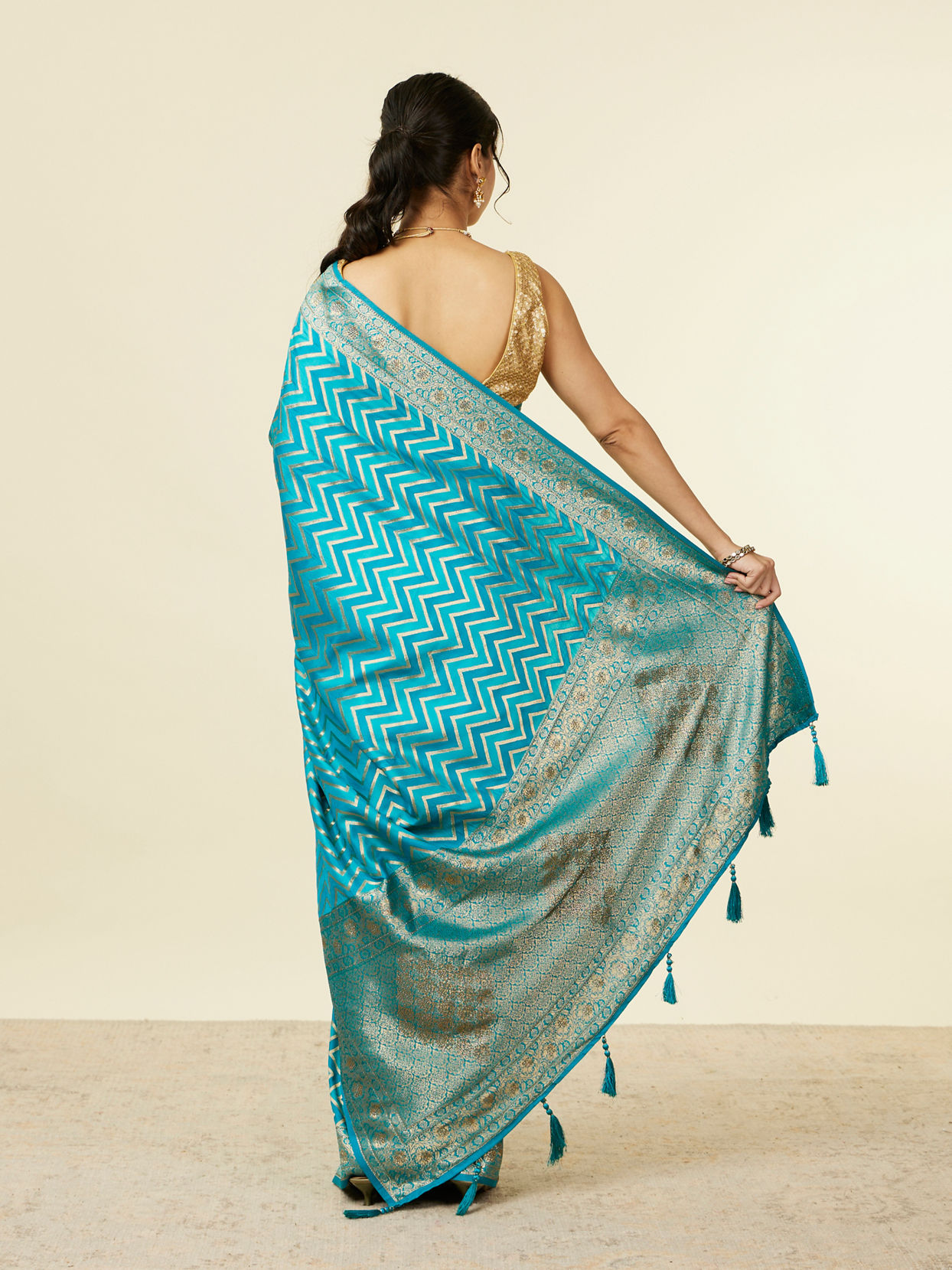 alt message - Mohey Women Teal Blue Chevron Patterned Saree image number 2