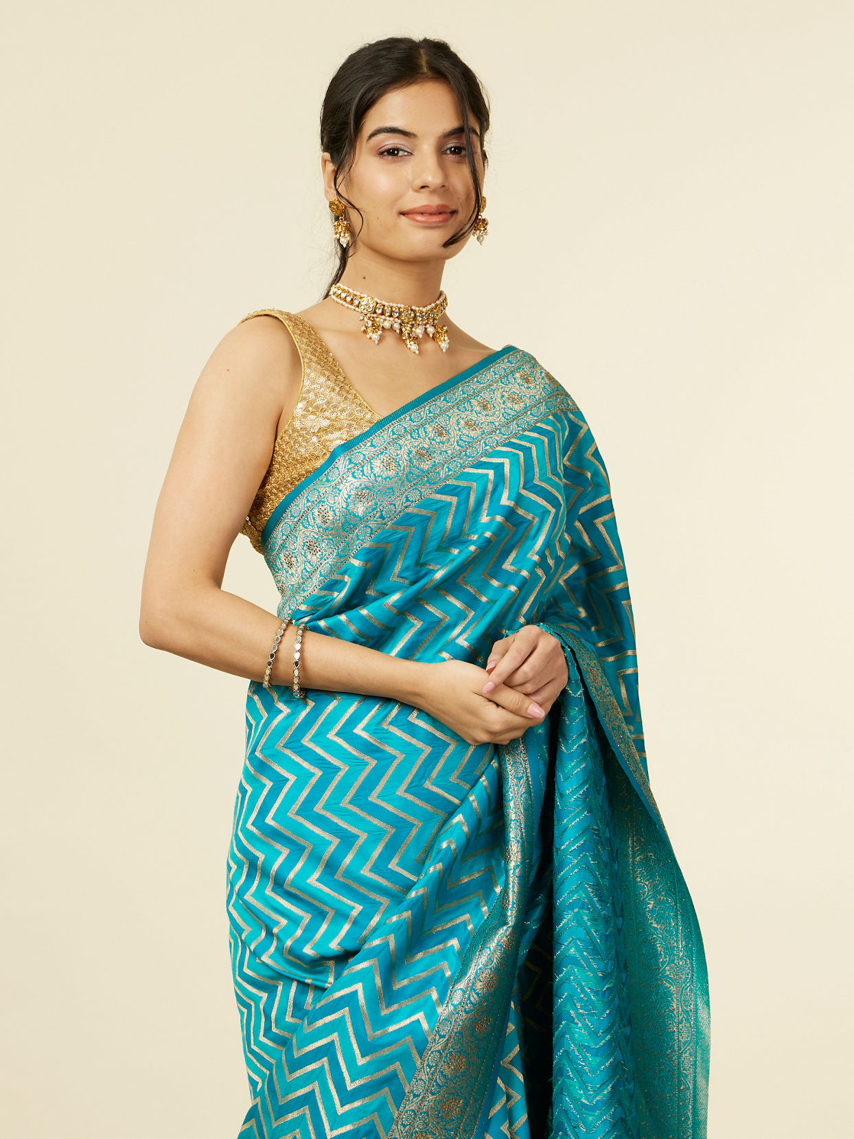 alt message - Mohey Women Teal Blue Chevron Patterned Saree image number 1