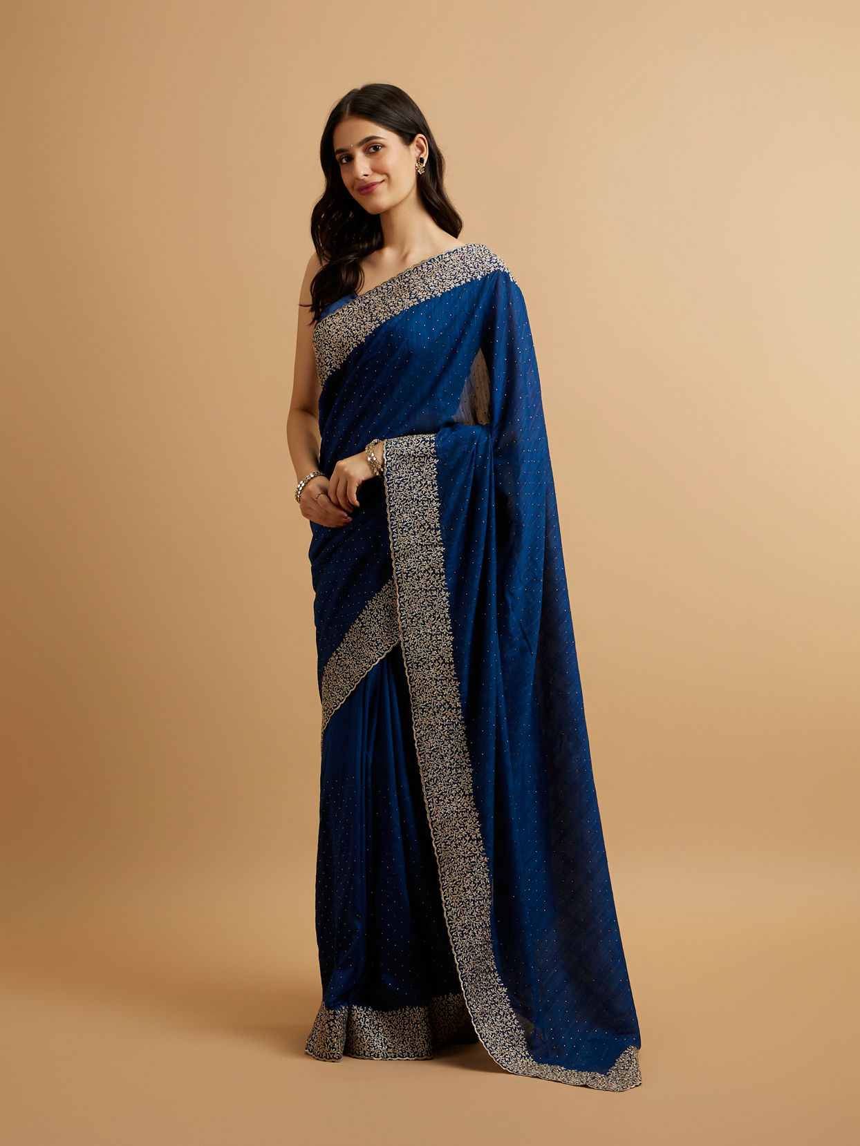 alt message - Mohey Women Indigo Blue Bel Buti Patterned Saree with Stone Embellishment image number 2