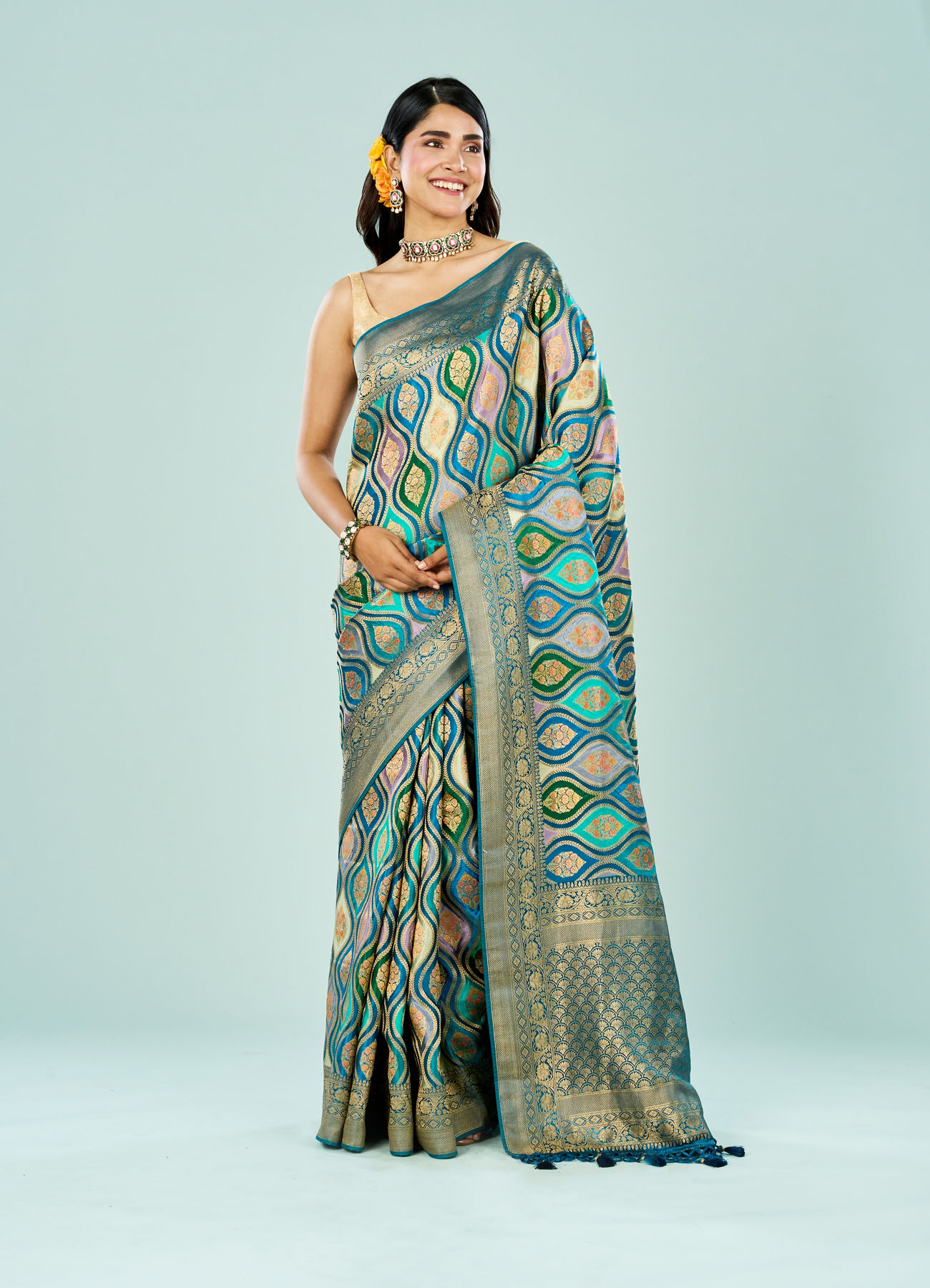 Mohey Women Graceful Blue Saree