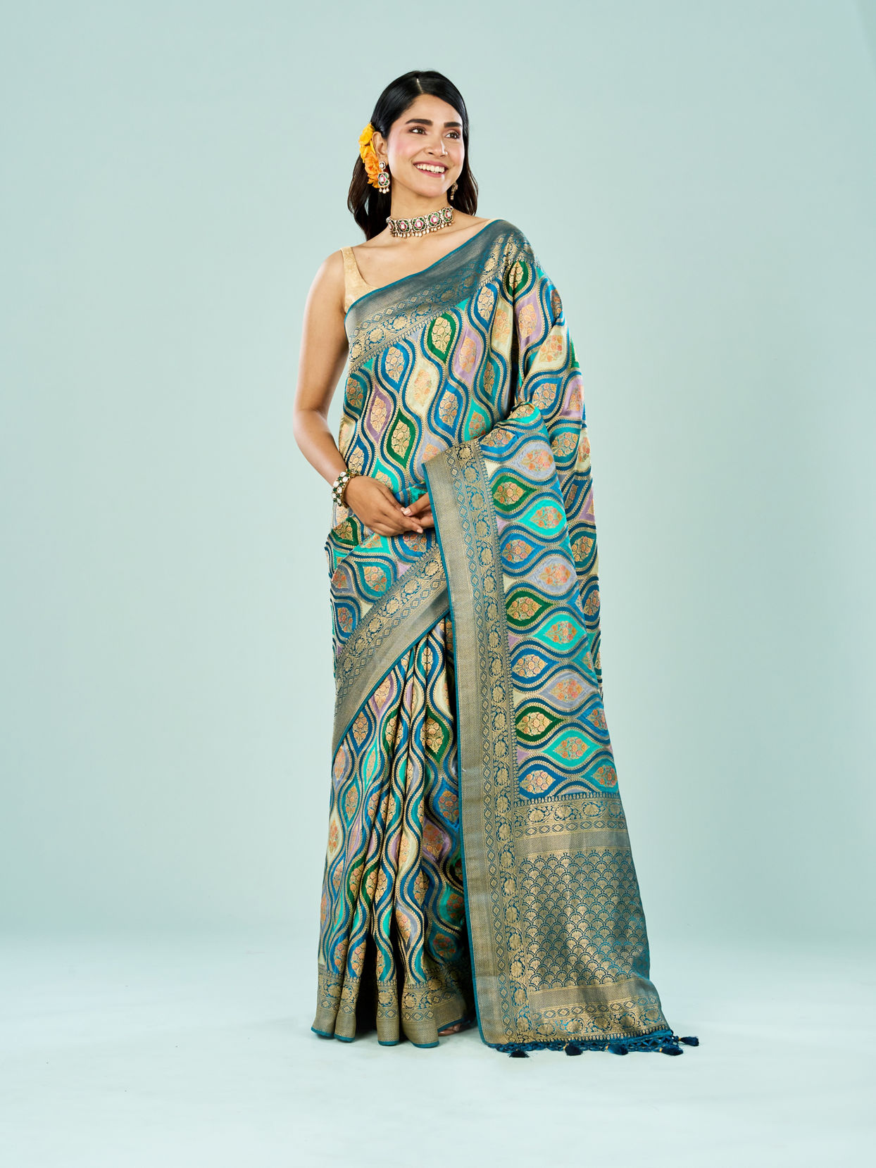 Mohey Women Graceful Blue Saree
