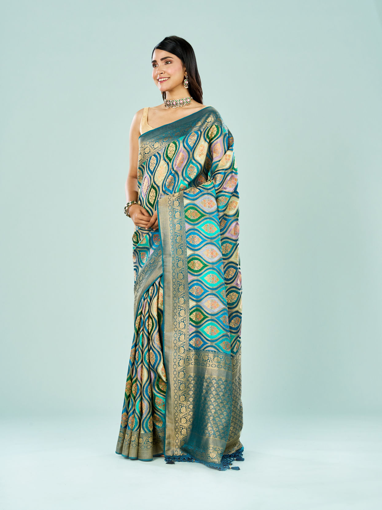 Mohey Women Graceful Blue Saree