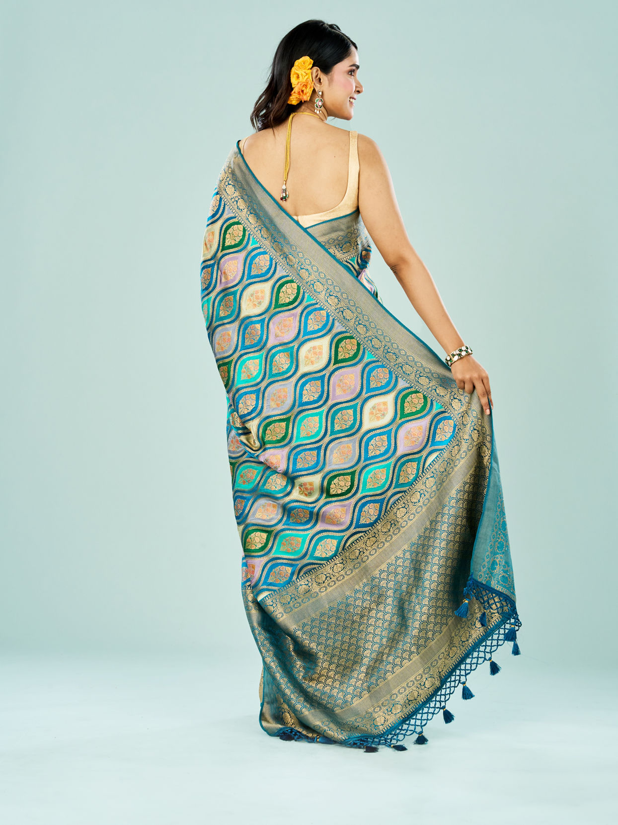 Mohey Women Graceful Blue Saree