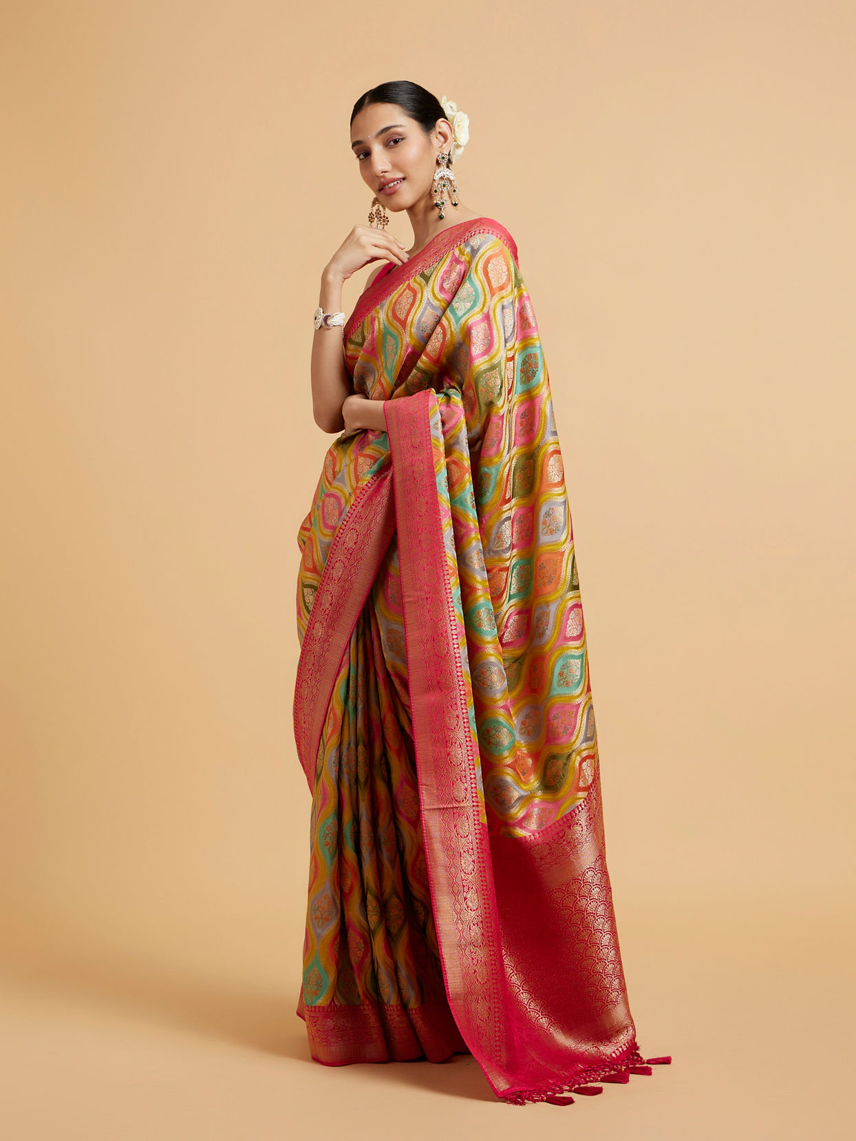 Mohey Women Green and Rani Ogee Patterned Saree with Scallop Borders & Tassel Trims image number 2