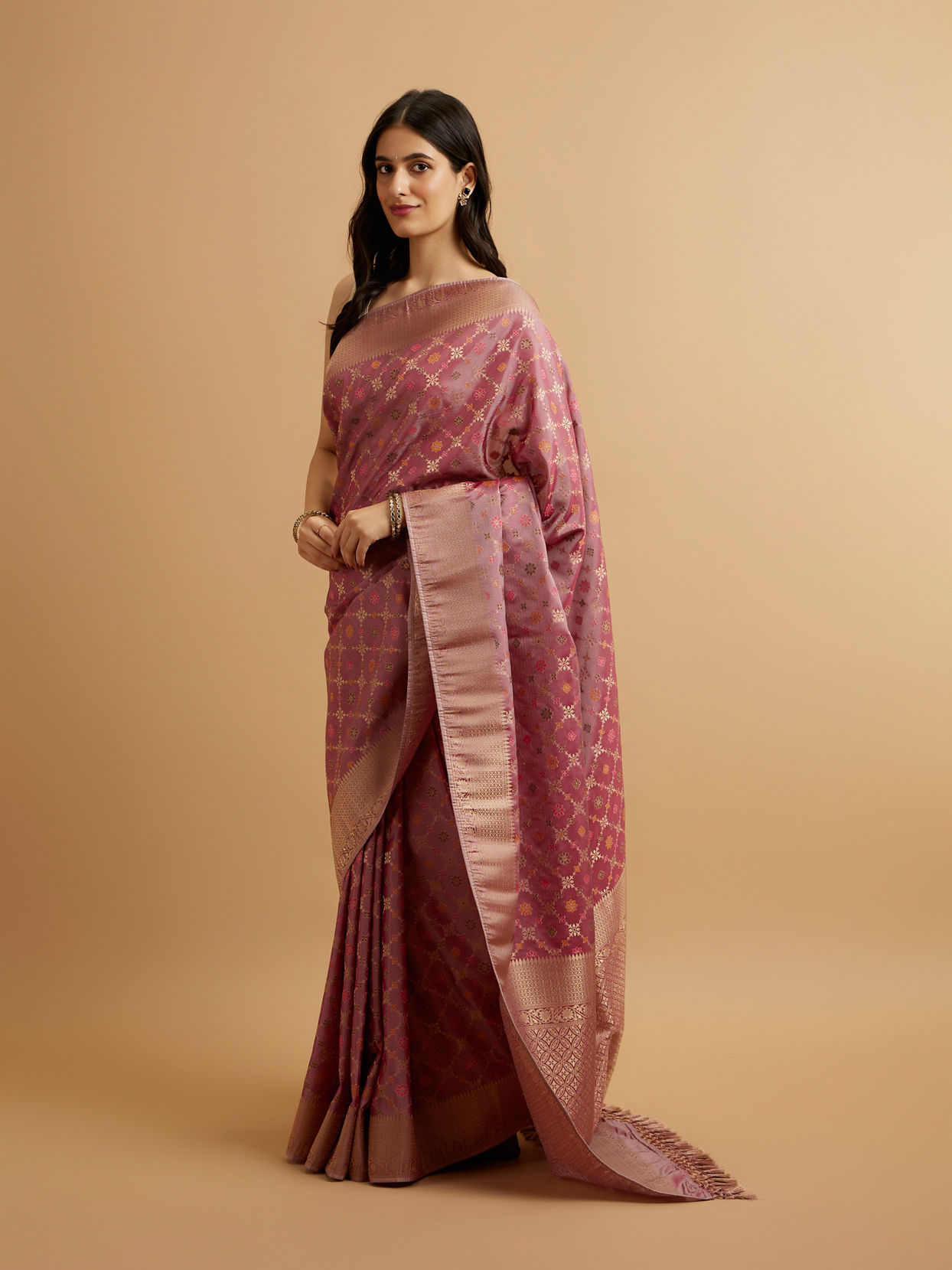 alt message - Mohey Women Purple Floral Jaal Patterned Saree image number 2