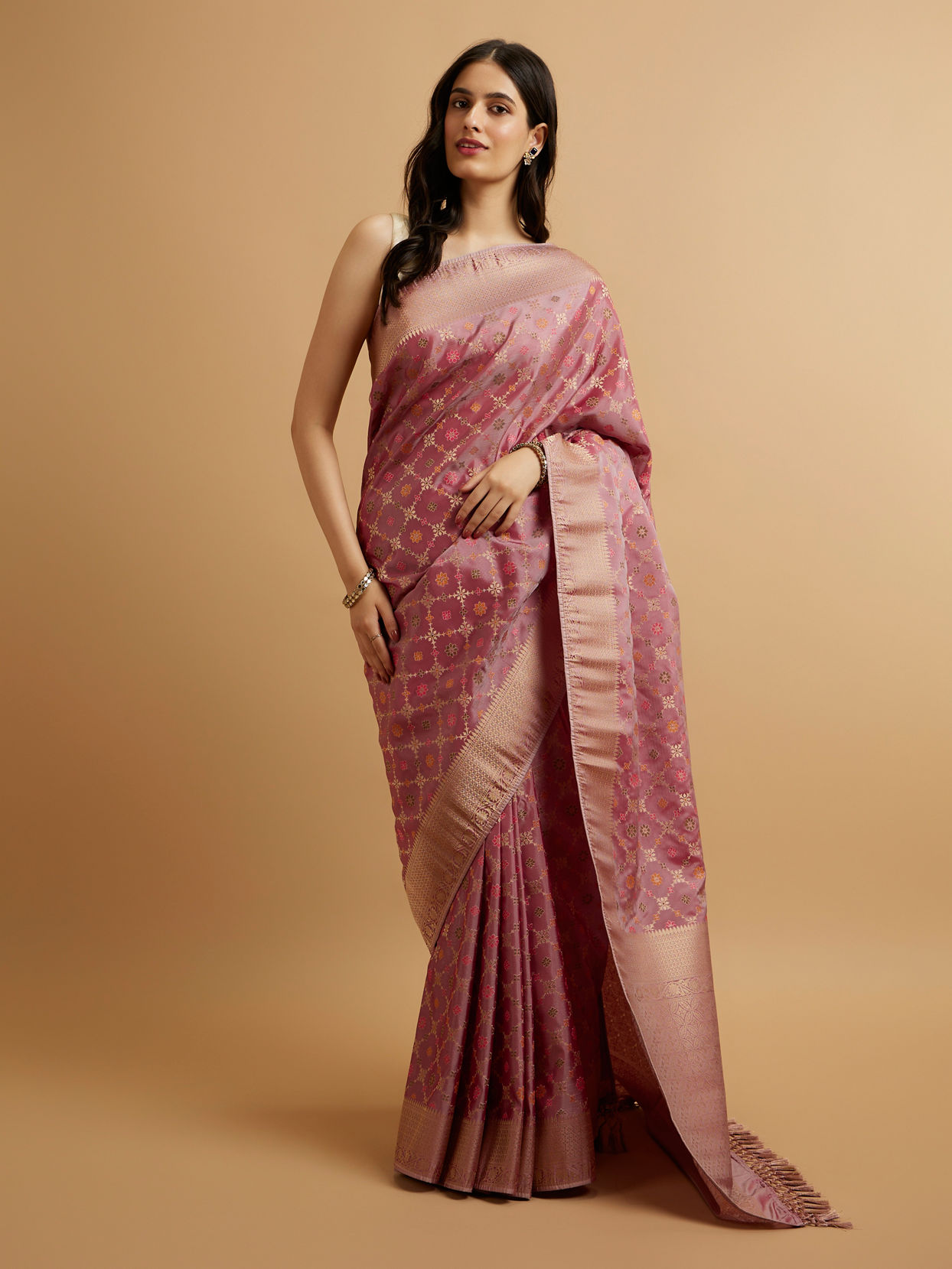 alt message - Mohey Women Purple Floral Jaal Patterned Saree image number 0