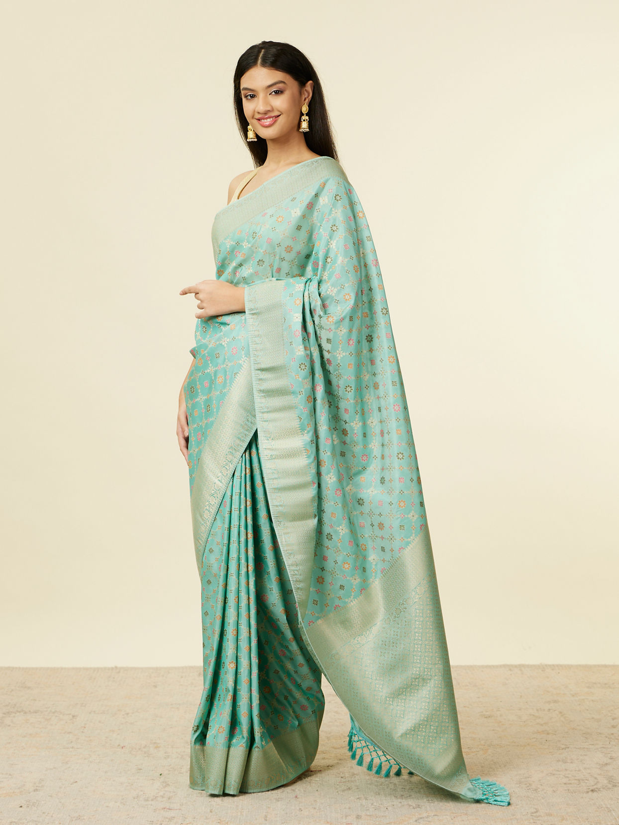 alt message - Mohey Women Sea Green Floral Grid Patterned Saree image number 3