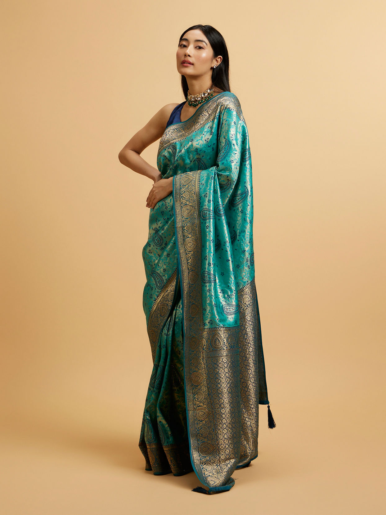 alt message - Mohey Women Teal Blue Paisley Patterned Saree with Rhinestones image number 1